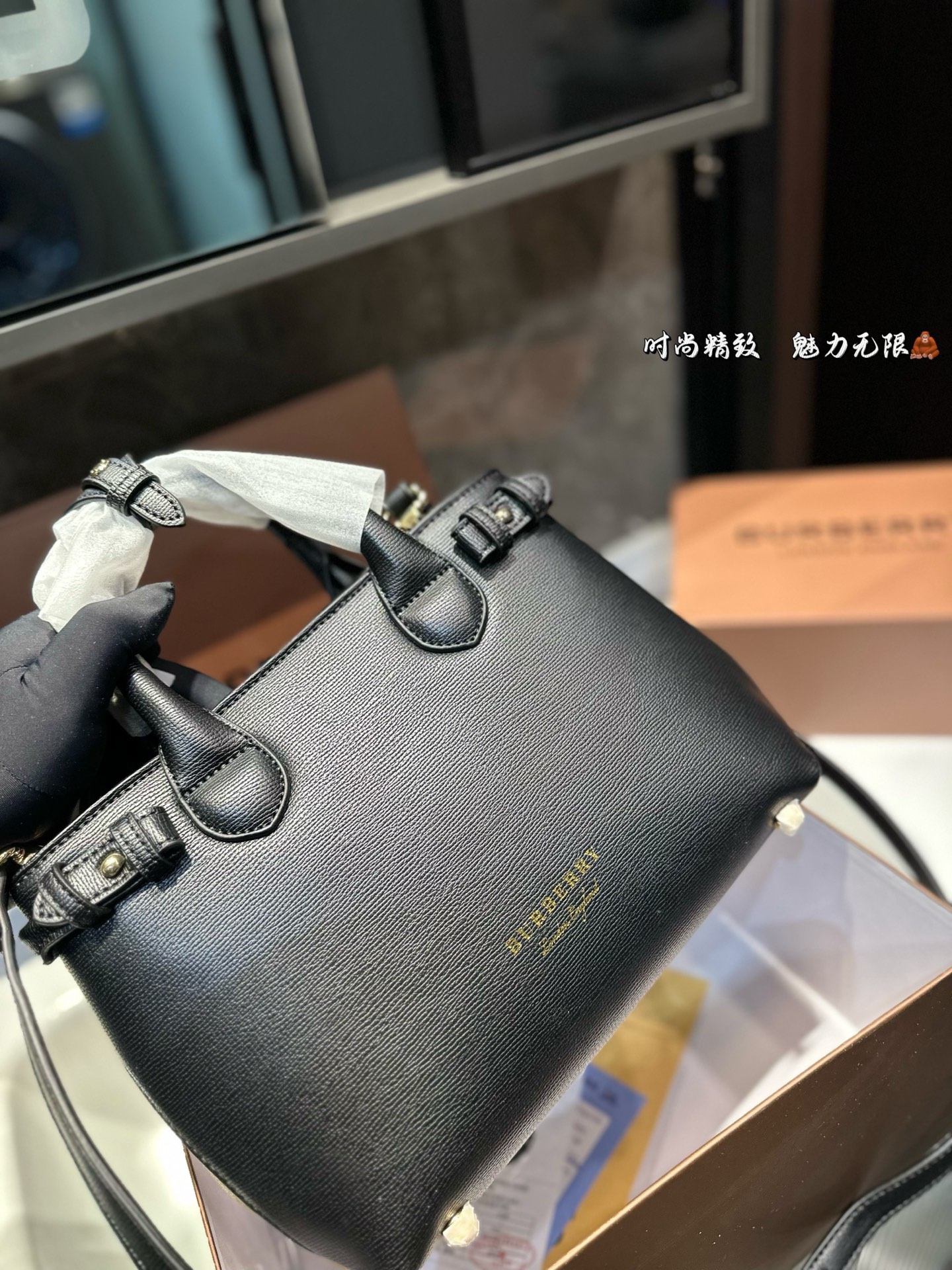 ❤️p165(礼盒包装)❤️ 上❤巴宝莉/burberry 购物袋 这款真的是太好看了吧 你们千呼万唤的款💓💓 怎么背都好看 质量超🐂B PK专柜品质 美妞必留款 趁着现货 抓紧留 size 26 19cm