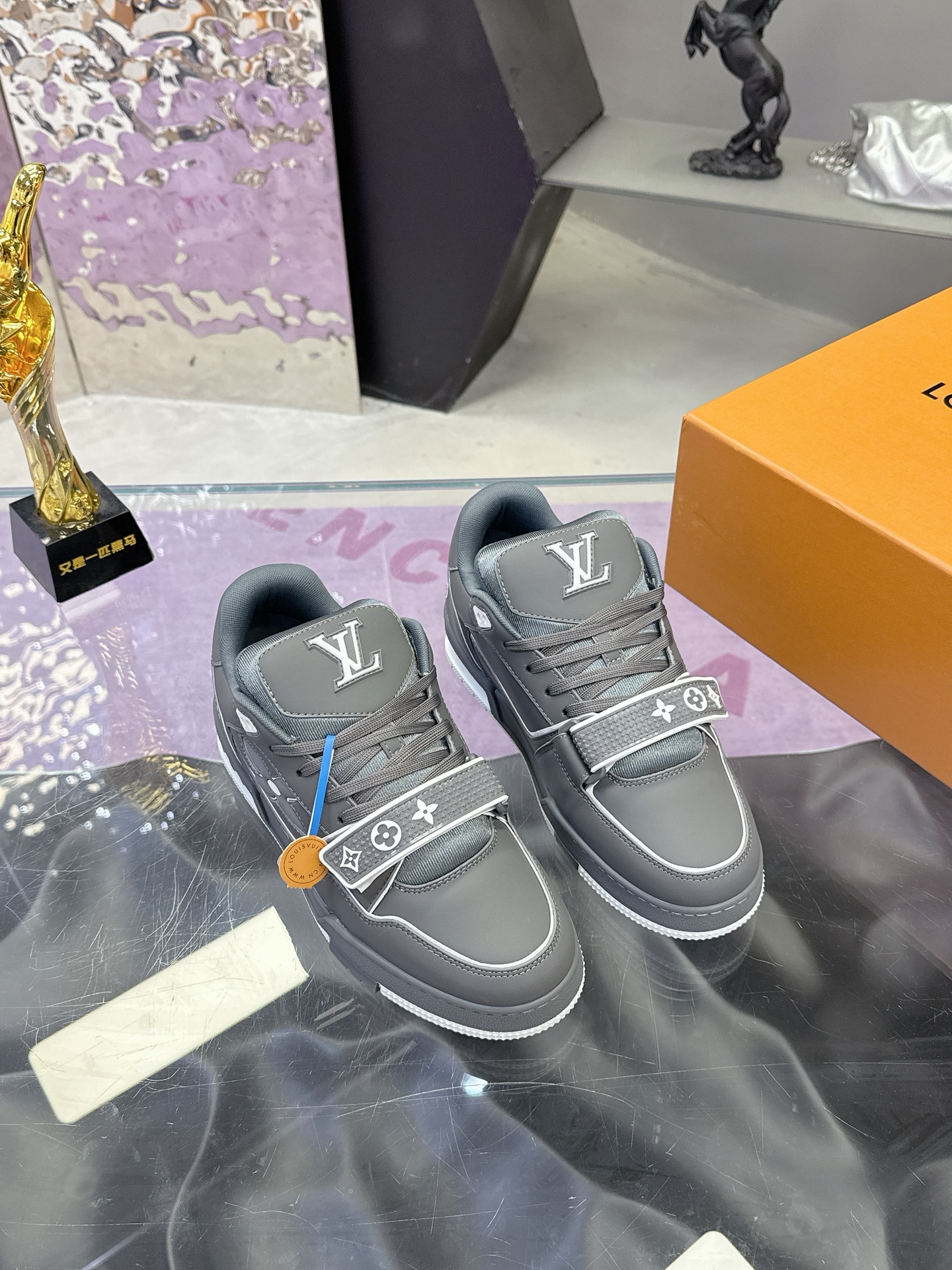 工厂价:350💰 顶级版本LV新款魔术贴 情侣款 LV 路易威登L家 Trainer 25开春/新款 休闲 运动鞋 滑板鞋 LV Trainer 运动鞋的灵感源自复古篮球鞋,代表 Virgil Abloh 的标志性设计理念 展现复古篮球运动鞋的当代演绎。粒面牛皮革 后者与当季成衣系列设计遥相呼应。Monogram 花卉点缀橡胶外底,LV 字母标注鞋舌。 ✔️面料: 原版定制头层牛皮 ✔️内里: 原版定制透气网里 ✔️大底: 双色TPU组合大底 ✔️底厚: 3CM ✔️Size: 35-45