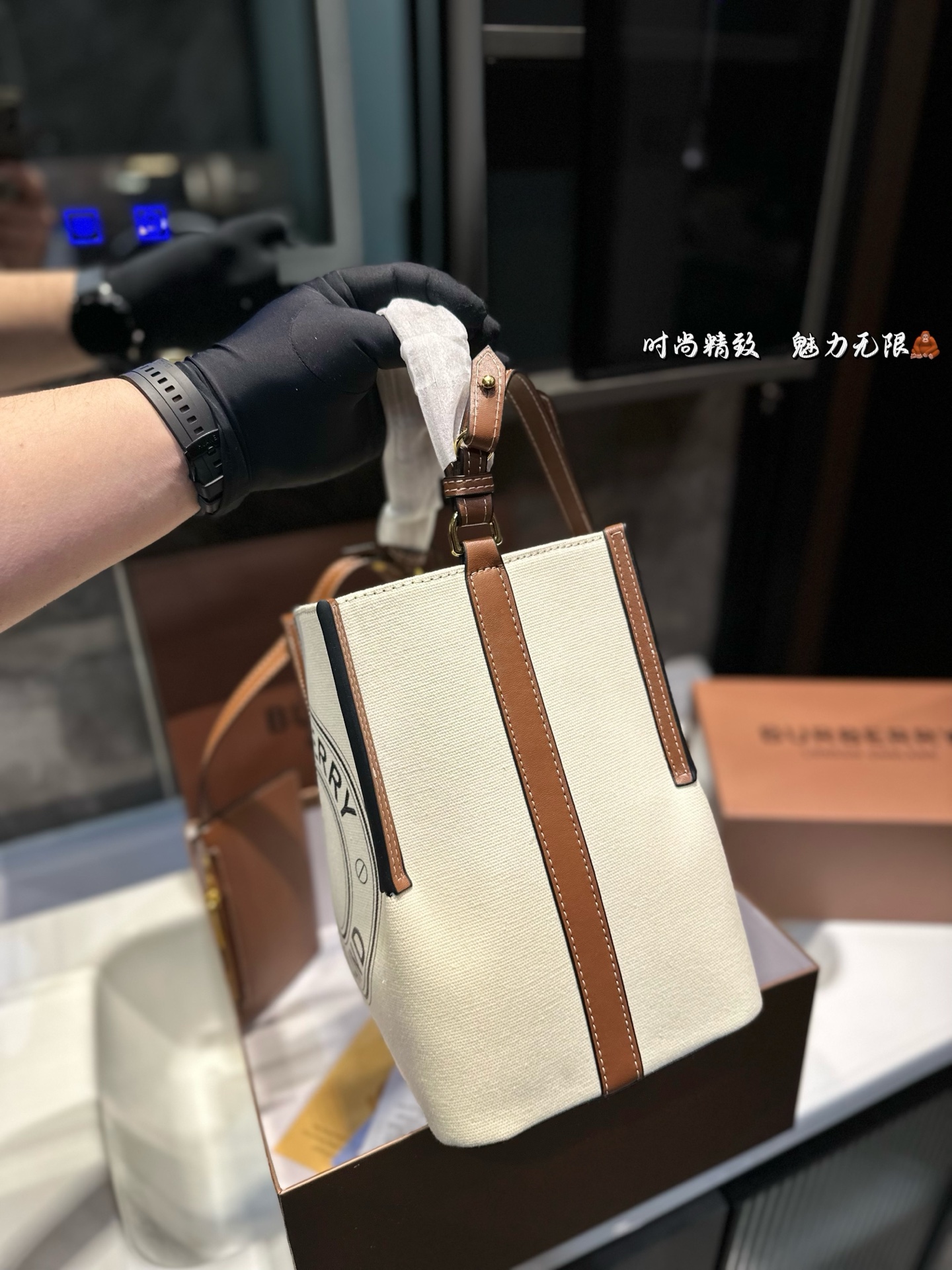 ❤️p130❤️ Burberry越来越文艺了 很久没有巴宝莉有这样心动的感觉了之前也只见过官宣照片 实物到手才发现比想象中的还要美简直一见钟情自从 Riardo tisci加入Burberry 以来搞了好多大事件！启 用新logo 开创新monogram打造全新包款 今年春夏毫不张扬低调上线的帆布系列包包 简直就是偷心多少人感叹因为这几款帆布包 也变成了不敢随便进的店新款的帆布水桶包不仅好看 造型和其他帆布包也不太一样特别的样式自带vintage气质帆布面料比全皮的看起来更有质感更特别自带文艺小清新的气息 上身搭配也是超乎想象的显气质 尺寸21*25.5cm