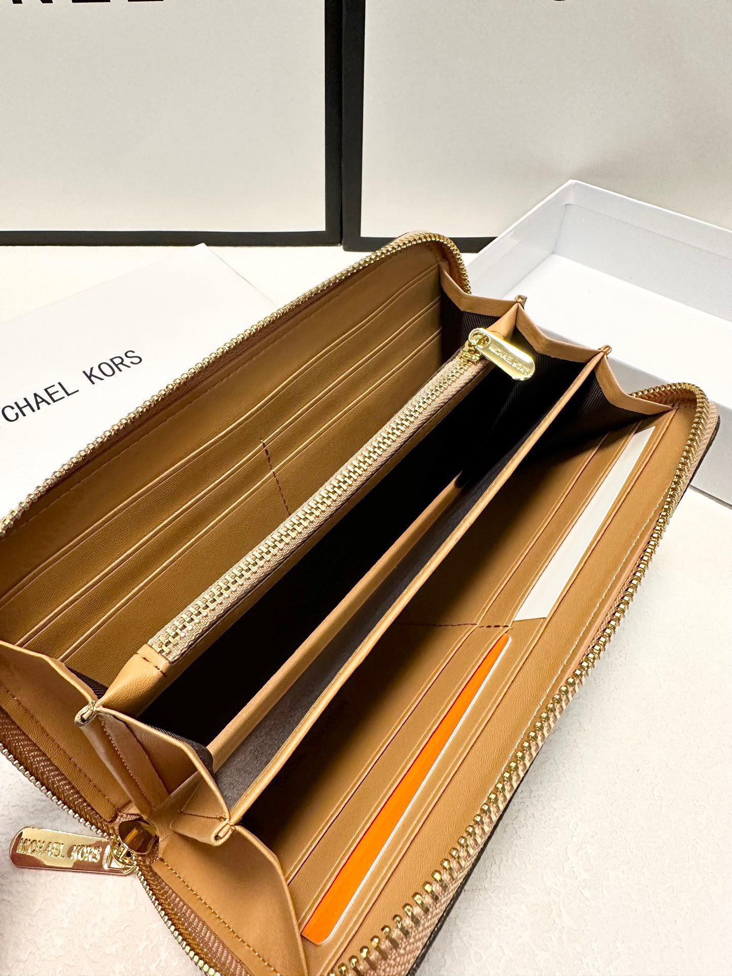 P95🎀🎀颜色 咖🎀尺寸 19x10🎀实拍MK✨优质牛皮🐂手感一流👏时尚设计💋潮版百搭,简约大方,经典永不过时💍单拉链钱包