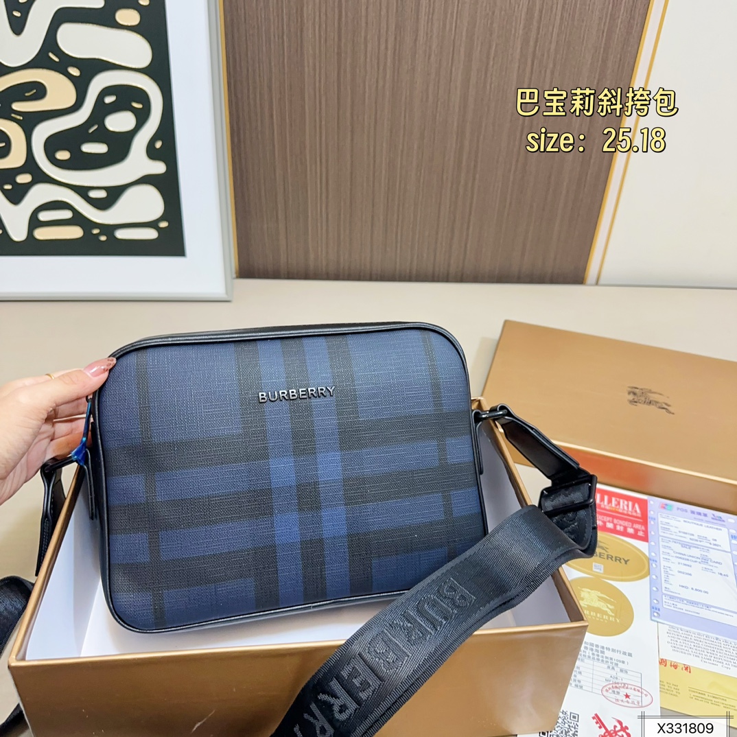 💰125 配盒 尺寸25.18 巴宝莉新款邮差包/斜跨包😄爆款🆕单品,皮质柔软 手感超赞 高端五金拉链头 做工细节精致 休闲低调实用,高品质 !