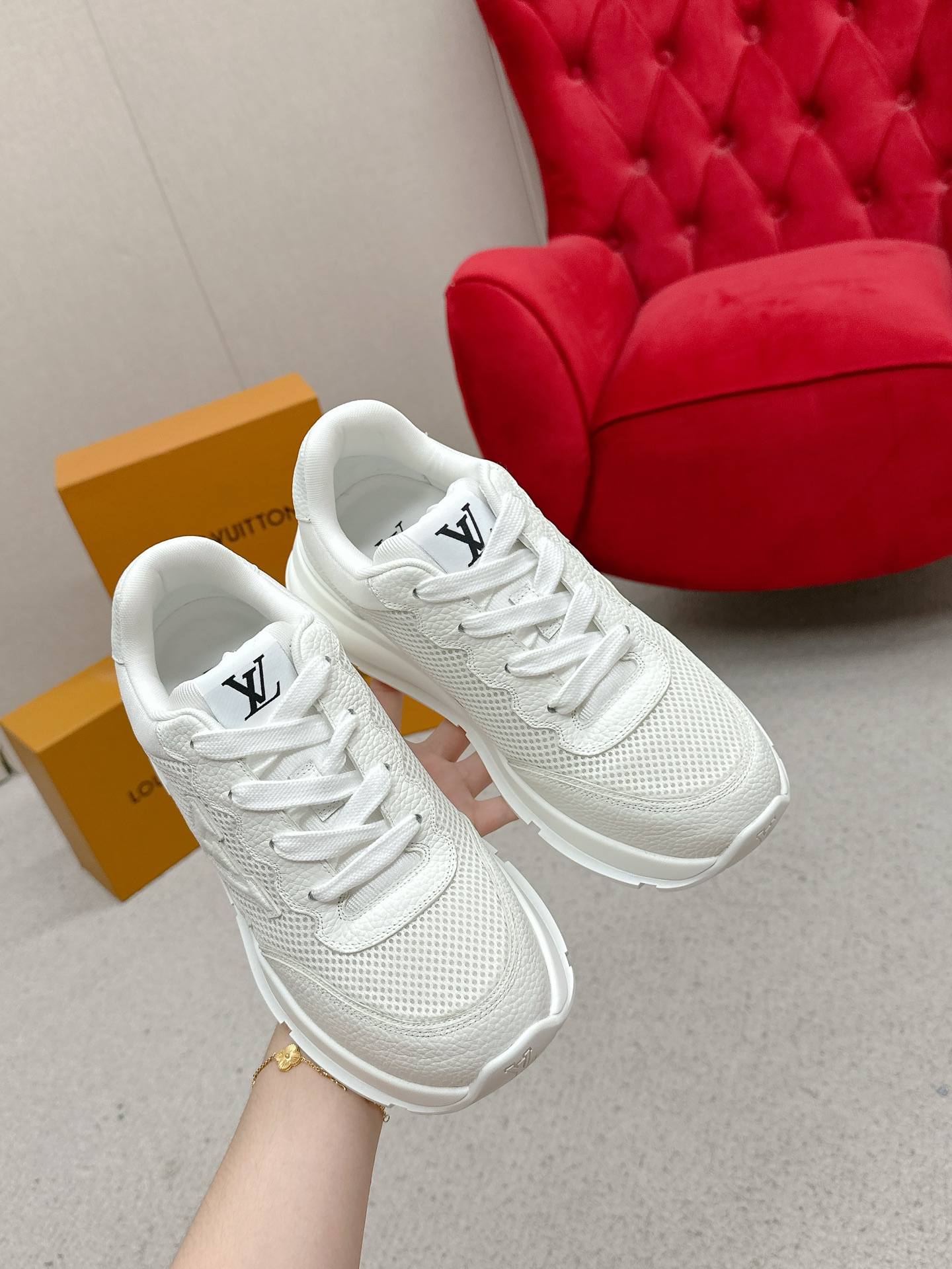 💰320 LV路易威登春夏最新款运动鞋 2025春夏新款 顶级版本‼️原版一致专柜主打最新款休闲鞋 硬货上新✨代购级别!高级感十足!国内外博主刷爆的一款,复古又时髦 增高神器 上脚美炸了!穿上满满的幸福感!官网主推款 ▪️鞋面:荔枝纹小牛皮(纹路细腻不是很粗那种)面料▪️内里:意大利进口透气纱网 ▪️大底:原版开模TPU大底▪️Size男39-44(男款45定制)