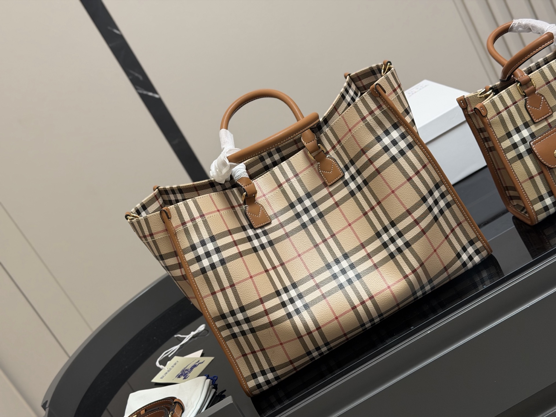 &yen;210 &yen;180 size： 38.28cm 23.20cm 巴宝莉Freya 帆布tote（托特） 方方正正的外形自带一股复古学院气息！ 真的好爱粉色 夏天小托特的不二选择!