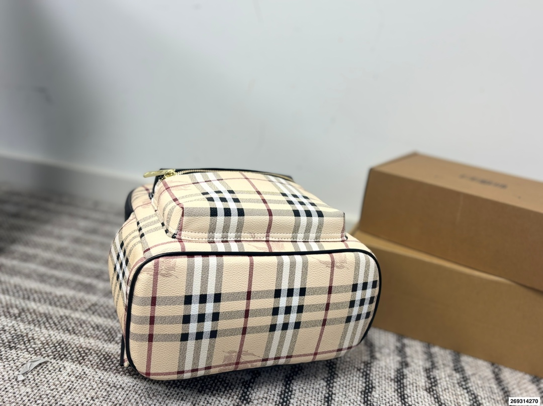 p140 尺寸32.27 巴宝莉双肩包 百搭 容量超惊人 重点是真的很轻便 设计也很简约耐看