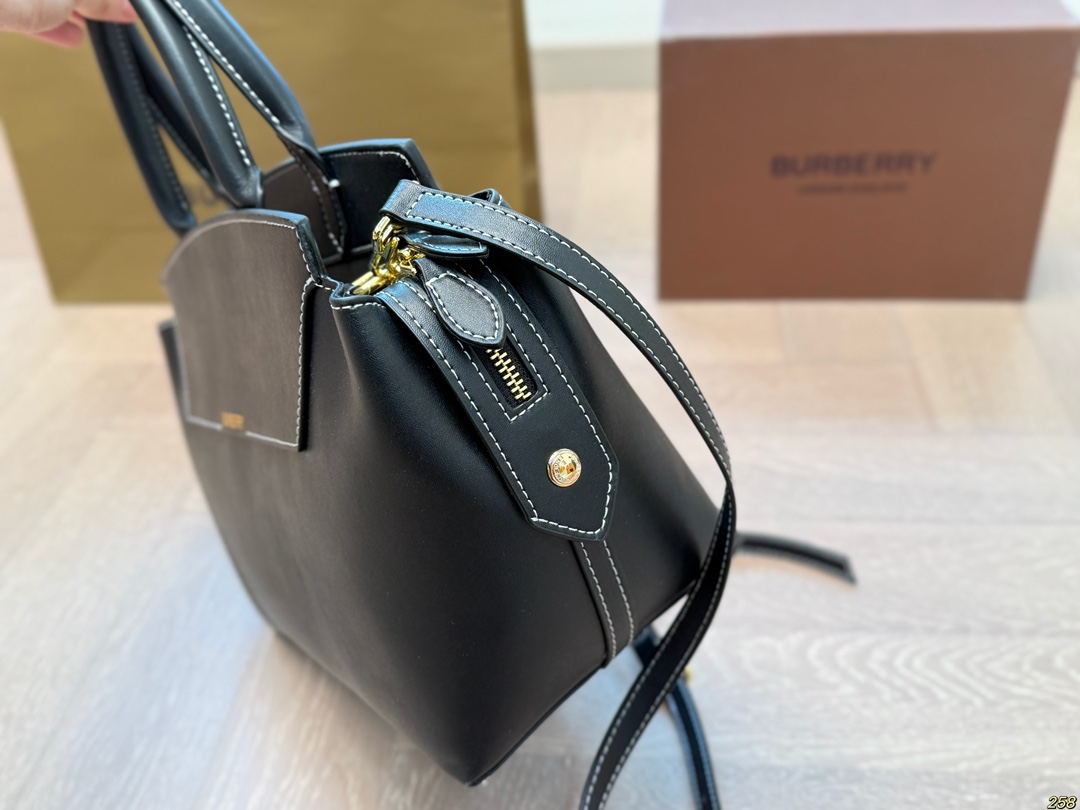 &yen;160 Burberry 巴宝莉👜 简直必备款 上身真的很好看 经典气质款 日常出行 容量很大 尺寸28 20