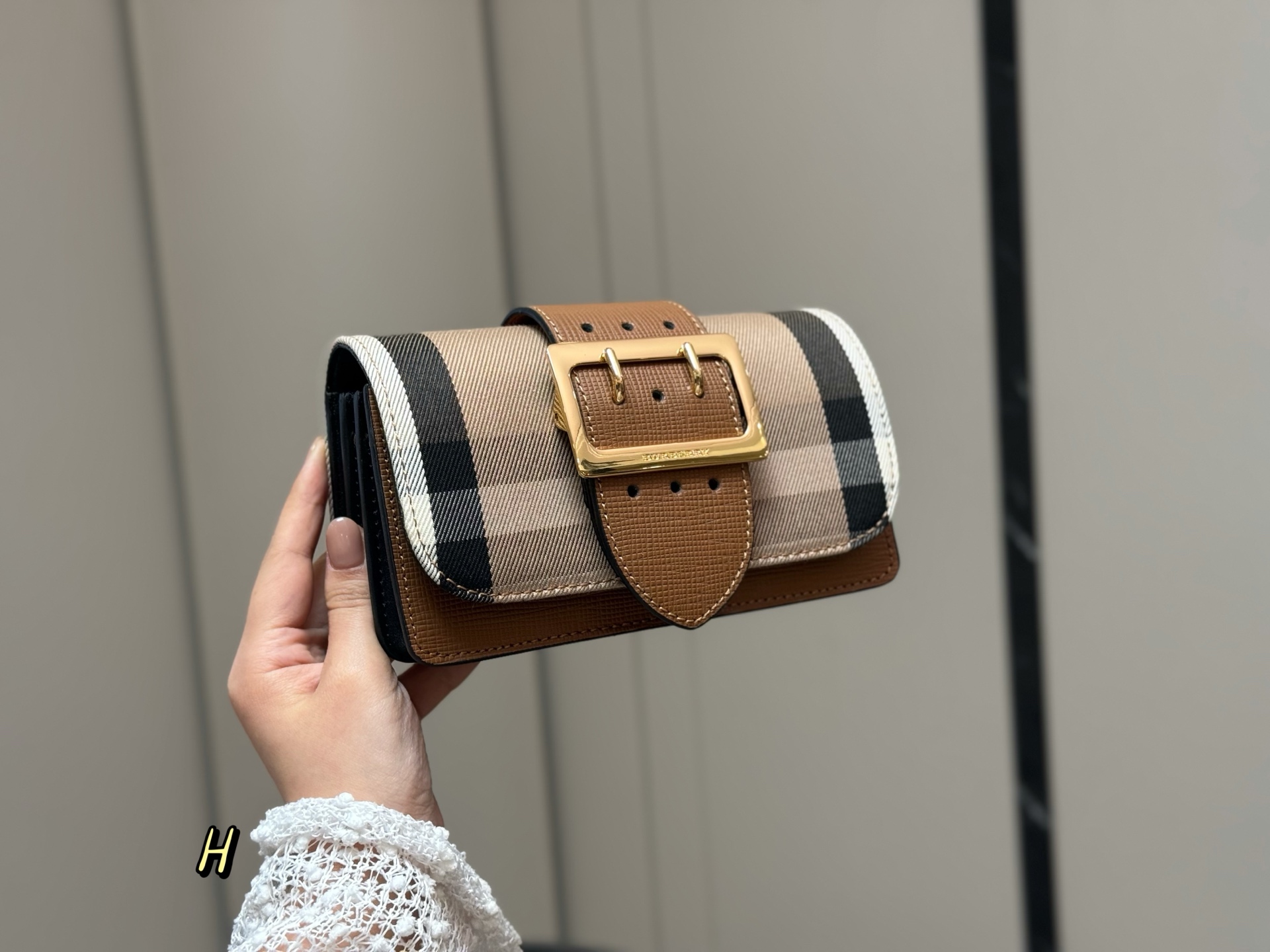 &yen;170 配盒 尺寸：19.5*10*8cm 💜BURBERRY💯 巴宝莉 原单货 搭配双肩带 ⚠️一宽一细 臻选考究的马勒牛皮配原厂帆布精制而成 超级讲究哦！！！