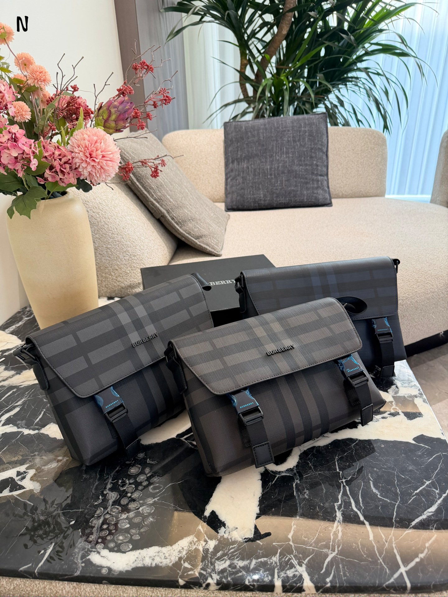 p170 Burberry炭灰格纹信使包 Burberry这款炭灰格纹信使包， 采用经典格纹帆布+小 牛皮饰边，低调又高级。29x8.5x17.5cm约29x8.5x17.5cm， 内部空间合理，通勤日常都很OK!可调节肩带，单肩斜挎随心切换，实用又有型+。英伦风满满，男女都能轻松驾驭，休闲或商务穿搭都超百搭!