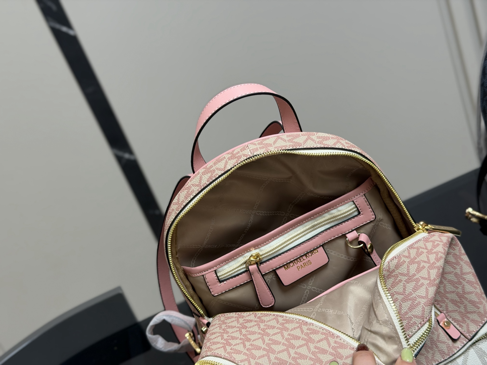 ¥190 配盒 MICHAEL KORS女包 新款RHEA ZIP拼色LOGO印花女士双肩包背包旅行拉链书包 Mk双肩算是所有同款中高端系列 Mk作为轻奢品牌原本价格就走平民路线 所以这种经典复古款式是势必要入一只的了 秋季计划出游提上日程的宝宝们 必备一款轻便容量又大的双肩哦! 简单耐用 大容量 实用性很强! 30×32cm