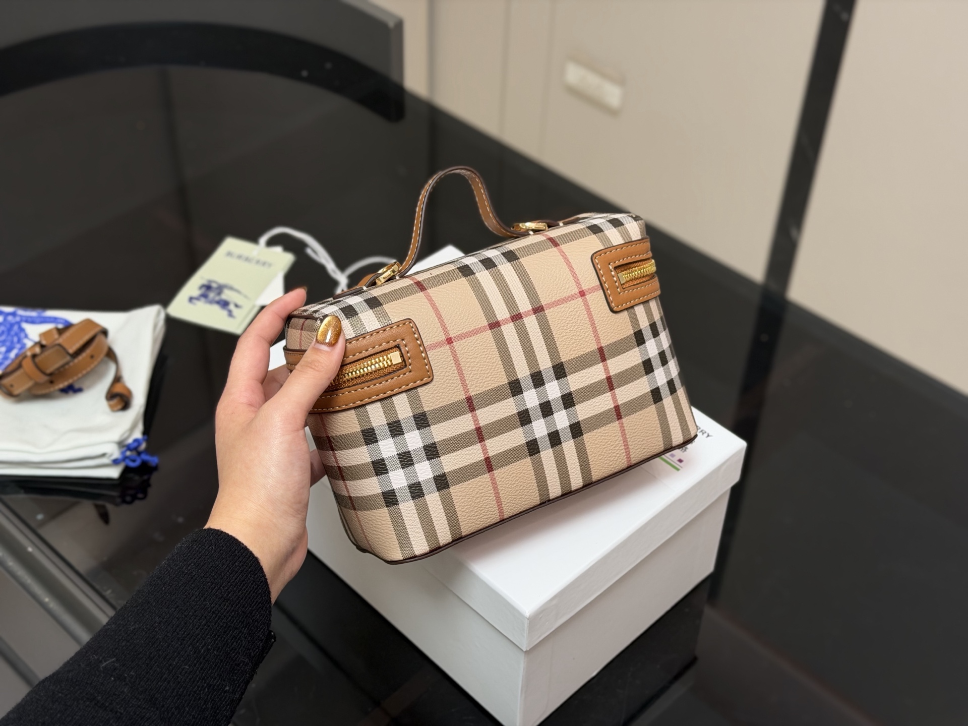 ¥170 配盒 size:19.13 巴宝莉 LP小盒子包 性价比超高的一只格纹小盒子 真的好可爱呀 可甜可盐太可爱啦! 可以手拿可以肩背长度刚刚好