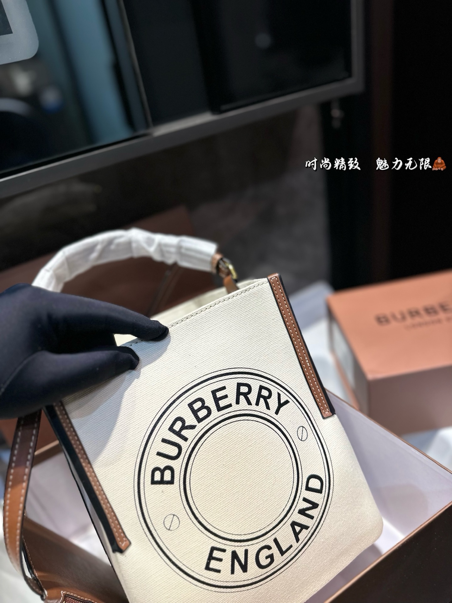 ❤️p130❤️ Burberry越来越文艺了 很久没有巴宝莉有这样心动的感觉了之前也只见过官宣照片 实物到手才发现比想象中的还要美简直一见钟情自从 Riardo tisci加入Burberry 以来搞了好多大事件！启 用新logo 开创新monogram打造全新包款 今年春夏毫不张扬低调上线的帆布系列包包 简直就是偷心多少人感叹因为这几款帆布包 也变成了不敢随便进的店新款的帆布水桶包不仅好看 造型和其他帆布包也不太一样特别的样式自带vintage气质帆布面料比全皮的看起来更有质感更特别自带文艺小清新的气息 上身搭配也是超乎想象的显气质 尺寸21*25.5cm