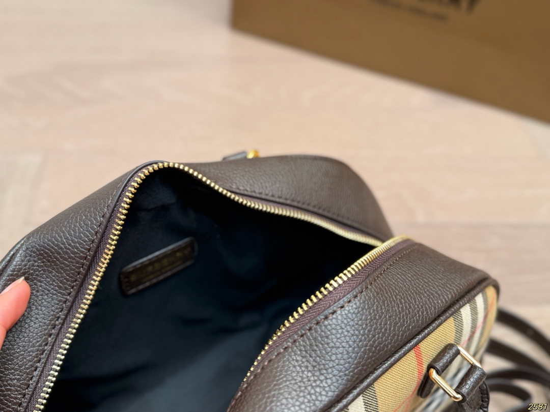 &yen;150 巴宝莉Burberry 保龄球包手提包 时髦典雅直接封神 值得入手 尺寸33 17