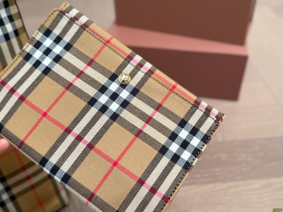 ¥150 Burberry 巴宝莉👜 简直必备款 上身真的很好看 经典气质款 日常出行 容量很大 尺寸33 35