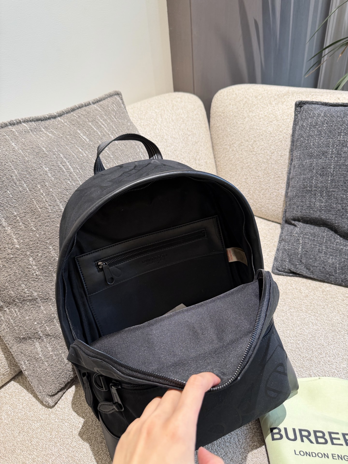 p220 Burberry TB标识尼龙双肩包 Burberry TB标识尼龙双肩包,黑色尼龙材质+经典TB提花,低调又有辨识度+。包身自重轻,容量大,通勤、短途旅行都超实用!内部隔层丰富,能装下电脑、文件等日常物品,外部拉链口袋方便收纳小物。尼龙材质耐用易清洁,还很环保。男女都能背,简约百搭,实用又时髦,是出行必备好物!32×40