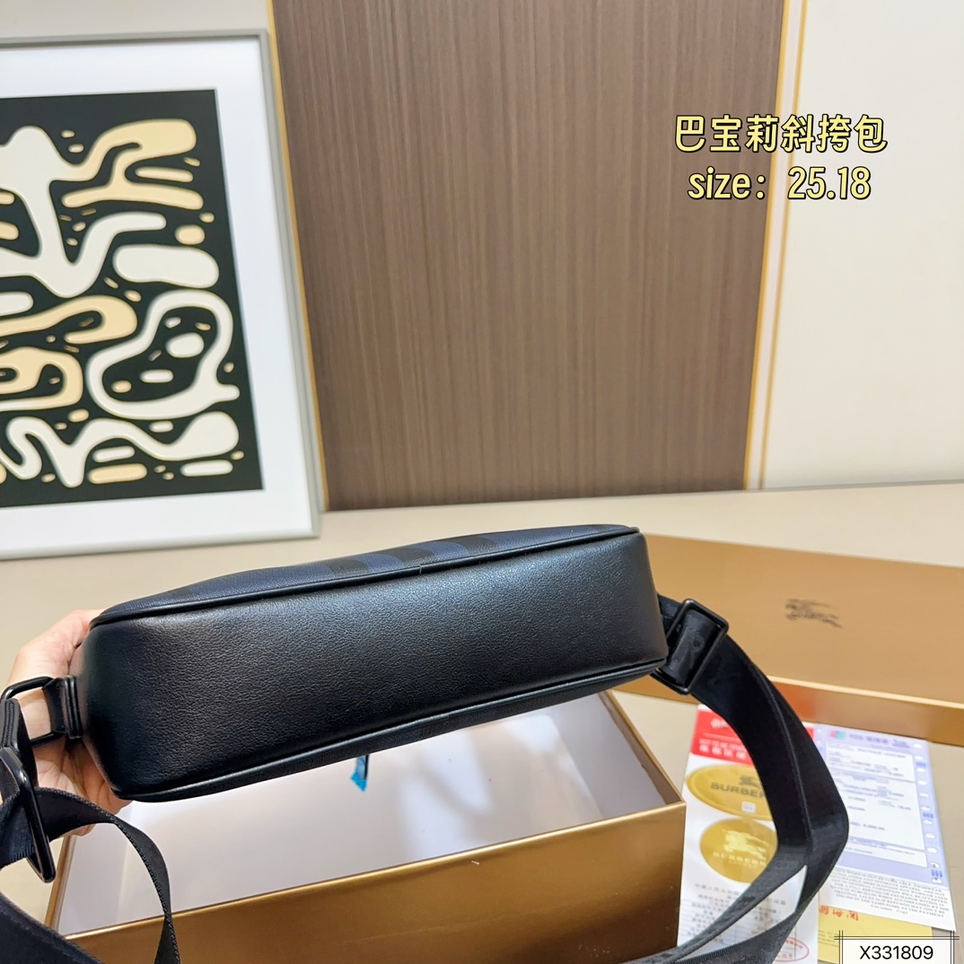 💰125 配盒 尺寸25.18 巴宝莉新款邮差包/斜跨包😄爆款🆕单品,皮质柔软 手感超赞 高端五金拉链头 做工细节精致 休闲低调实用,高品质 !