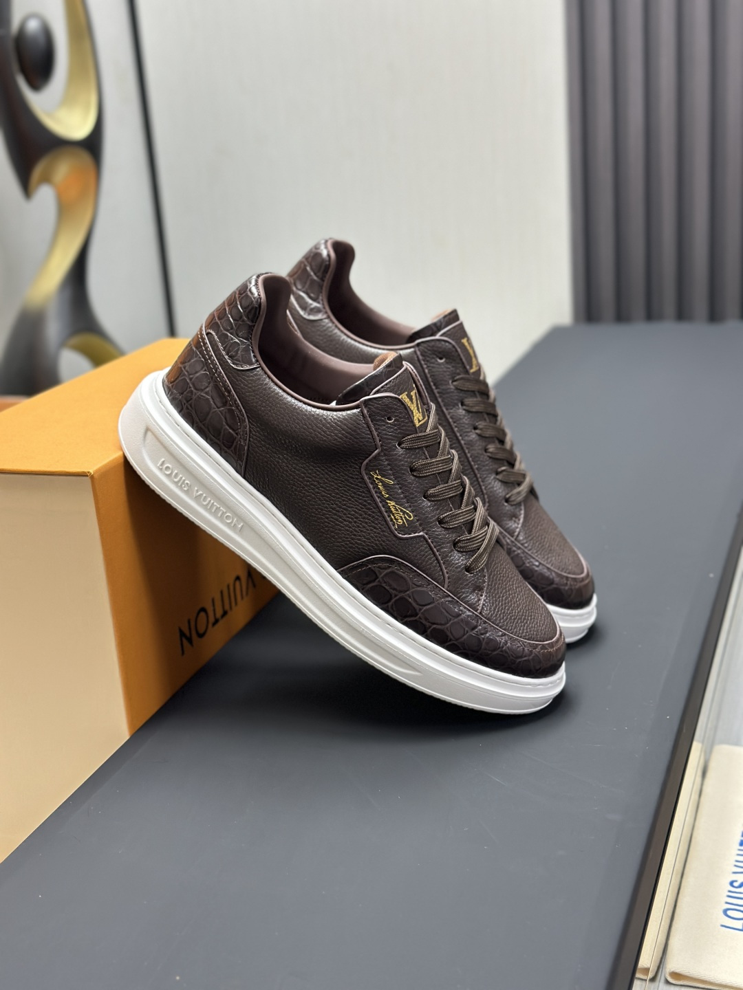工厂直销&yen;350💰顶级版本全套包装❗️莞产高端货源LV 路易威登 驴牌 L家 BEVERLY HILLS系列 丹宁牛仔布 休闲 运动鞋 本款 Beverly Hills 运动鞋以 Monogram 丹宁布和粒面牛皮革重返新季，搭配厚实而轻盈的橡胶外底，为潮流设计融入舒适体验。鞋带四周勾勒皮革饰边，手写体路易威登标识压印其上 配送专柜精美包装🛍📦 ▪️面料: 原版定制头层牛皮+牛仔布 ▪️内里: 原版定制透气网里 ▪️大底: 原版开模发泡材质 ▪️底厚: 4CM ▪️Size: 男款39-45（4647定做
