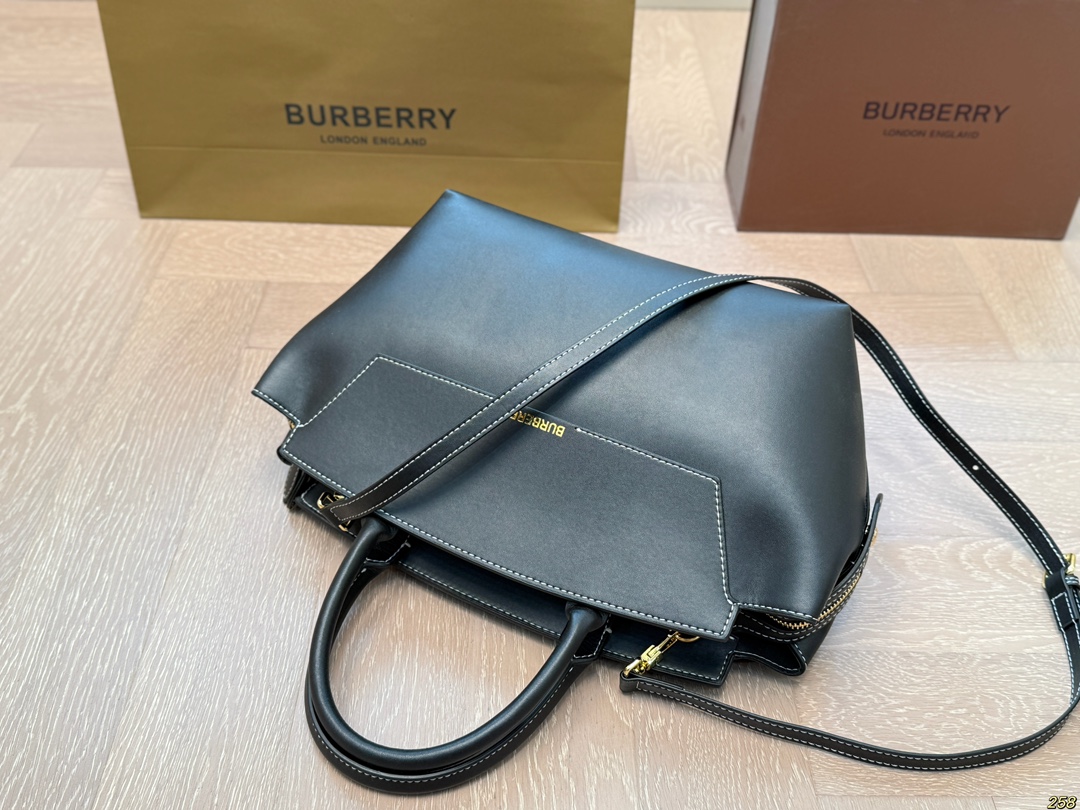 &yen;160 Burberry 巴宝莉👜 简直必备款 上身真的很好看 经典气质款 日常出行 容量很大 尺寸28 20