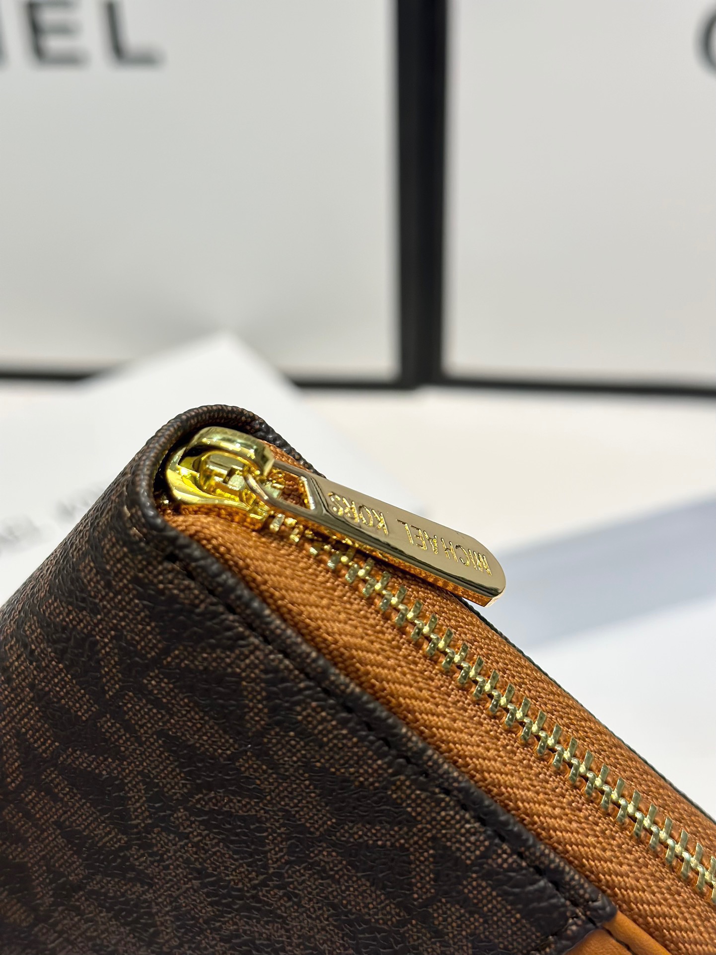 P95🎀🎀颜色 咖🎀尺寸 19x10🎀实拍MK✨优质牛皮🐂手感一流👏时尚设计💋潮版百搭,简约大方,经典永不过时💍单拉链钱包