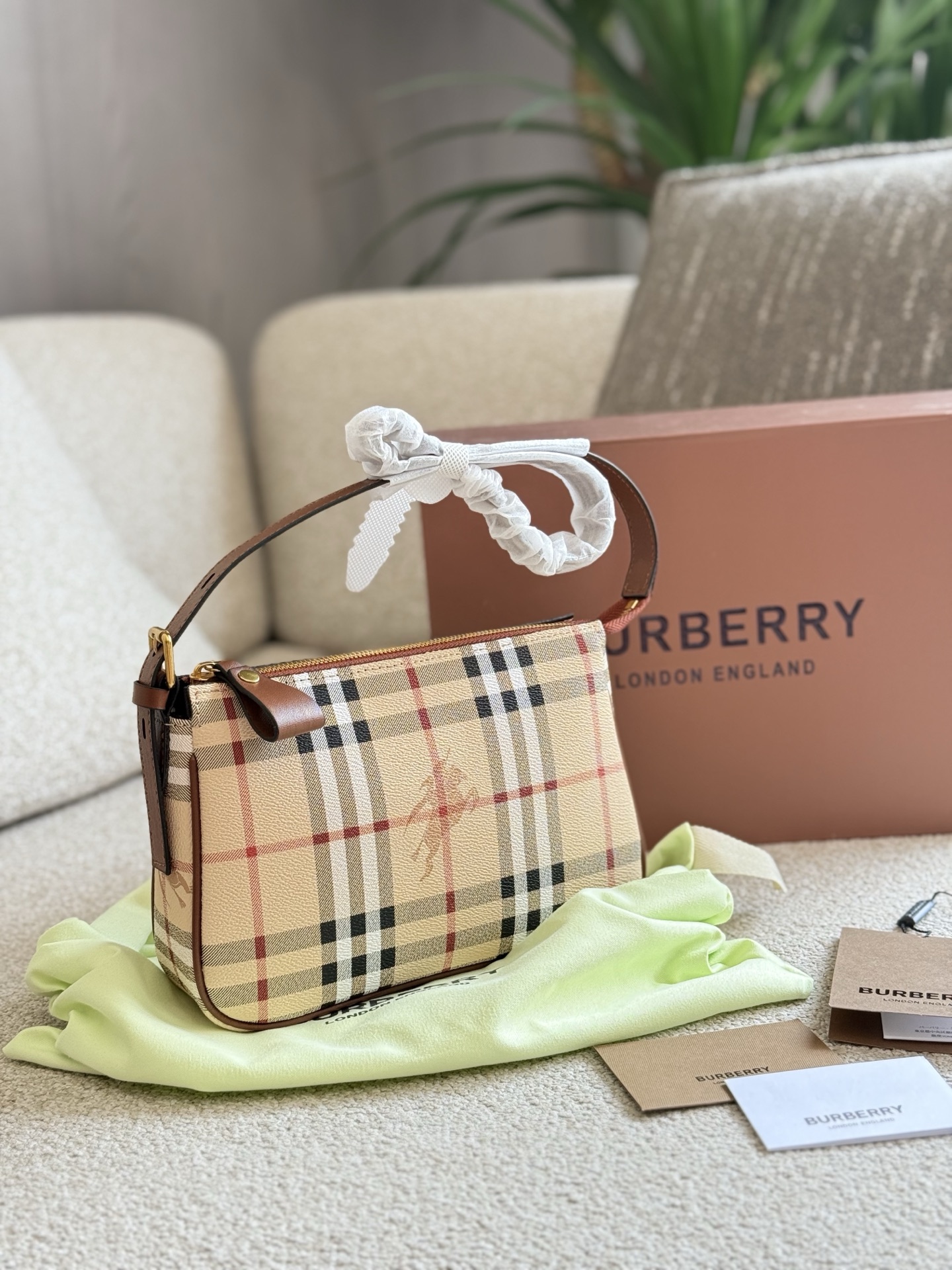 p100 burberry|舍 不得扒出来的宝藏包包新入的burberry麻将包~ 老花麻将包很实用皮质柔软!日日非常的百搭复古高级感 背出去逛街被问了好多次o把这个宝藏包包分享给姐妹们~记得捂紧自己的口袋9哟