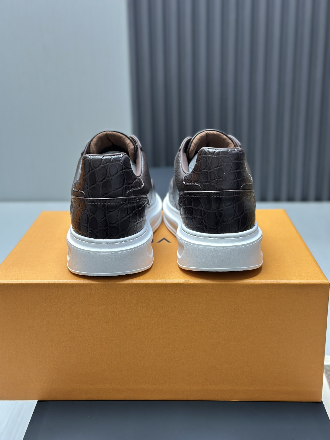 工厂直销&yen;350💰顶级版本全套包装❗️莞产高端货源LV 路易威登 驴牌 L家 BEVERLY HILLS系列 丹宁牛仔布 休闲 运动鞋 本款 Beverly Hills 运动鞋以 Monogram 丹宁布和粒面牛皮革重返新季，搭配厚实而轻盈的橡胶外底，为潮流设计融入舒适体验。鞋带四周勾勒皮革饰边，手写体路易威登标识压印其上 配送专柜精美包装🛍📦 ▪️面料: 原版定制头层牛皮+牛仔布 ▪️内里: 原版定制透气网里 ▪️大底: 原版开模发泡材质 ▪️底厚: 4CM ▪️Size: 男款39-45（4647定做