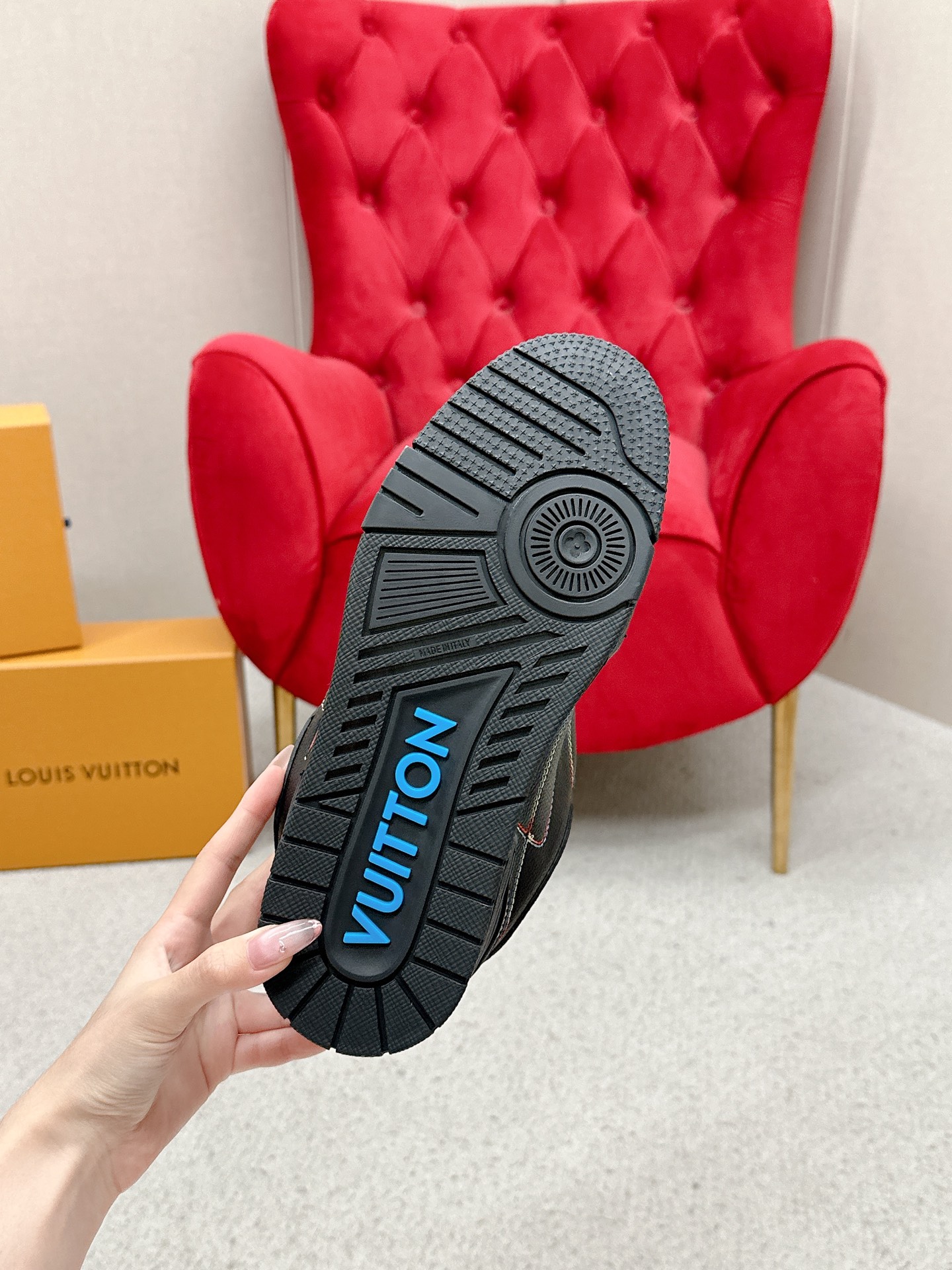 🅿️ 💰 360 Louis Vuiton&middot;路易威登🍀 🍀 LV Skate系列面包鞋-滑板鞋-篮球鞋-休闲运动鞋 顶级版本🔝原版购入开发做货👍🏻[烟花]LV Skate从2020年开始延续The View专业滑板鞋款，这种风格延续了90年代肥大的版型。设计师们添加了俏皮的元素，例如开放式网面鞋舌和向Axion、es和DC致敬的夸张鞋带。这款LVSK8运动鞋不同于典型的滑板鞋，它采用牛巴革制成，带有TPU饰边和Monogram纹理。最后，还有鞋跟和鞋舌上的logo以及侧面花卉图案。 ☑️ 面料:原版定制头层牛皮+透气网面 ☑️ 内里:原版进口透气网里 ☑️ 码数:女35-40 男39-44（女41男45.46订制 不退换）