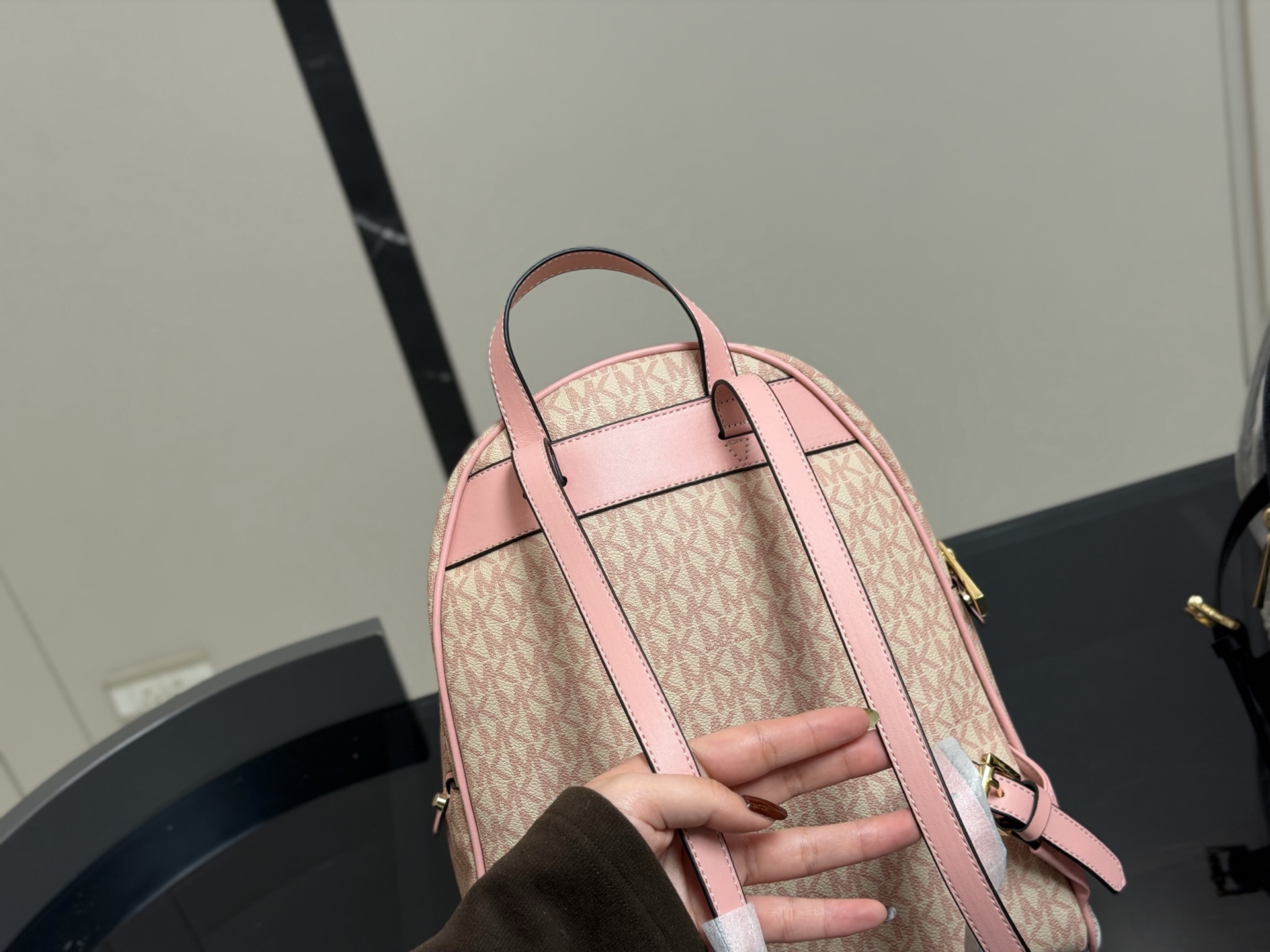 ¥190 配盒 MICHAEL KORS女包 新款RHEA ZIP拼色LOGO印花女士双肩包背包旅行拉链书包 Mk双肩算是所有同款中高端系列 Mk作为轻奢品牌原本价格就走平民路线 所以这种经典复古款式是势必要入一只的了 秋季计划出游提上日程的宝宝们 必备一款轻便容量又大的双肩哦! 简单耐用 大容量 实用性很强! 30×32cm