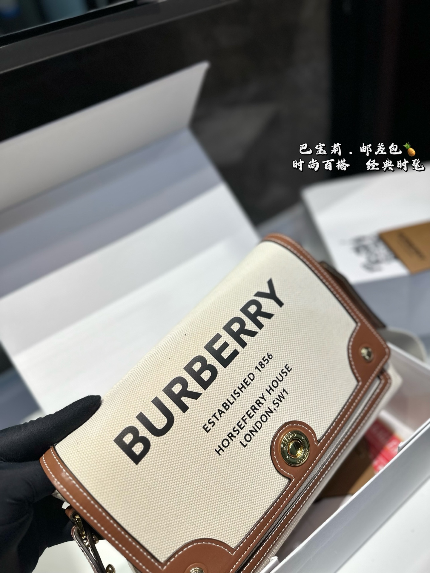 ❤️p155(礼盒包装)❤️ 巴宝莉BURBERRY 邮差包巴宝莉专柜最新款单肩斜挎包,实用耐久的面料 采特殊材质搭配牛皮🐂四季必备 单肩斜挎背两用款 尺寸 25.18