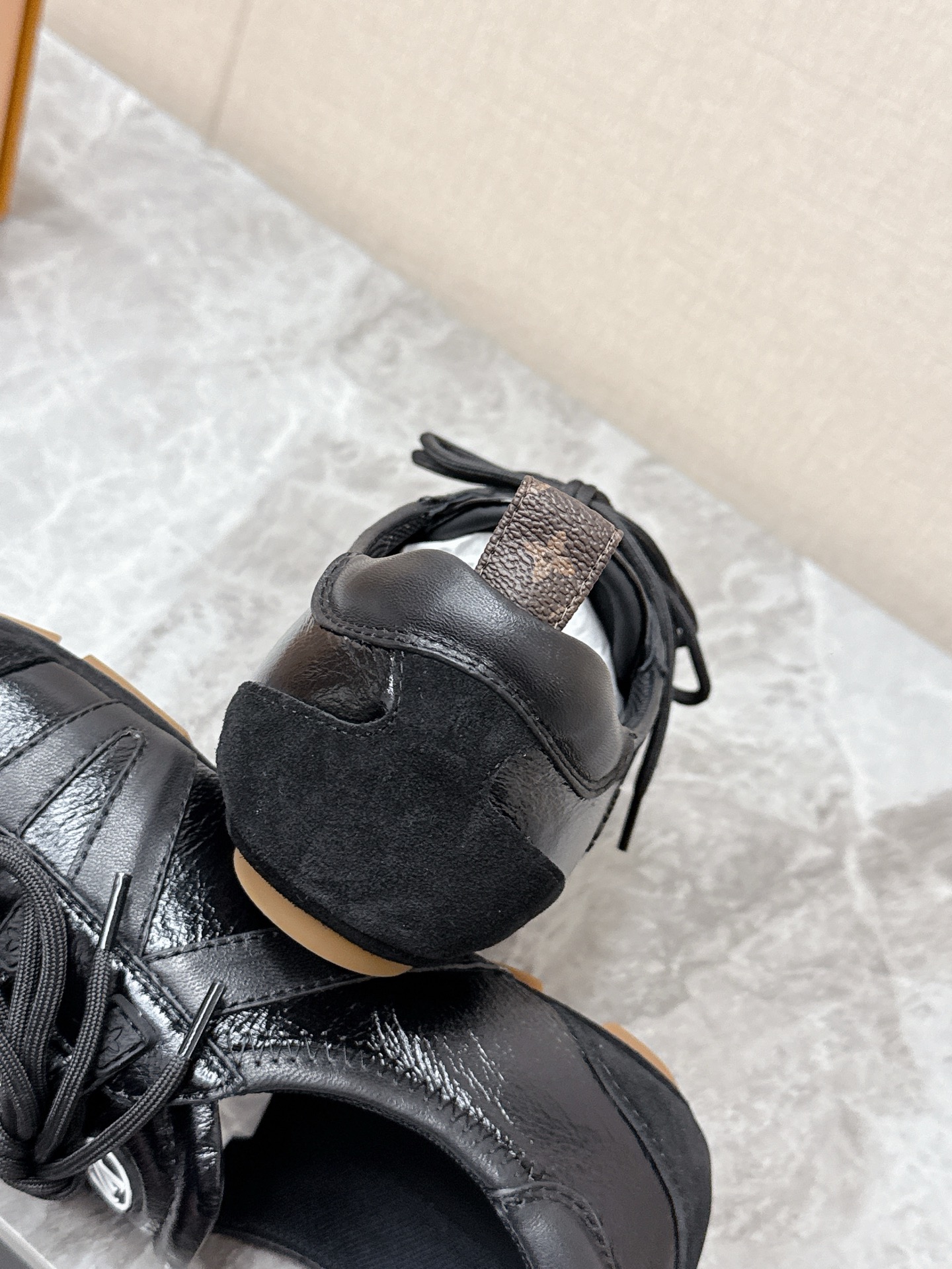 💰320 Louis Vuitton路易威登驴牌春夏Sneakerina系列 芭蕾运动鞋 德训鞋 平底鞋 原版三对购入开发完美复刻Sneakerina 芭蕾风运动鞋以丝滑绒面牛皮革塑造流畅线条 兼具芭蕾舞鞋的轻盈构型和运动鞋的舒适质感。侧面 LV 标识和Monogram 帆布后袢带丰富细节,Sacchetto 工艺和 TPU 外底升级轻柔穿着体验 底厚:1.5CM 面料: 原版定制进口头层牛皮 内里:原版定制透气网里鞋底:原版开模注塑TPU材质Size: 35-42(41 42定制)