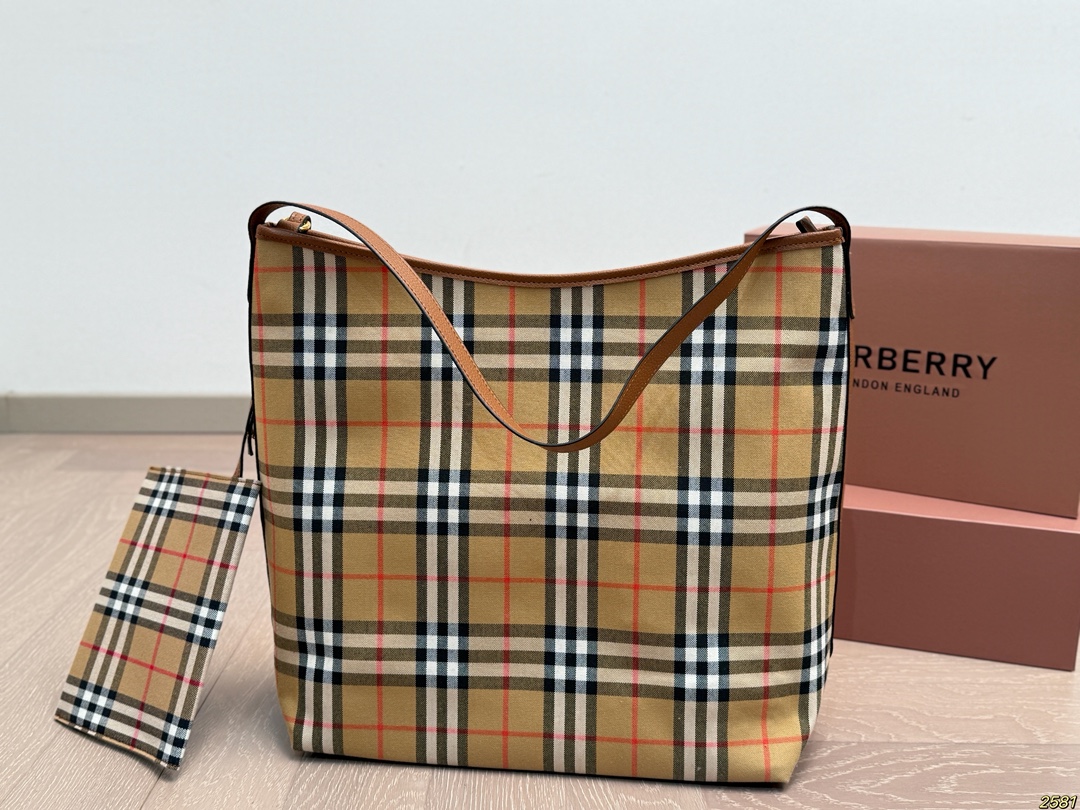 ¥150 Burberry 巴宝莉👜 简直必备款 上身真的很好看 经典气质款 日常出行 容量很大 尺寸33 35