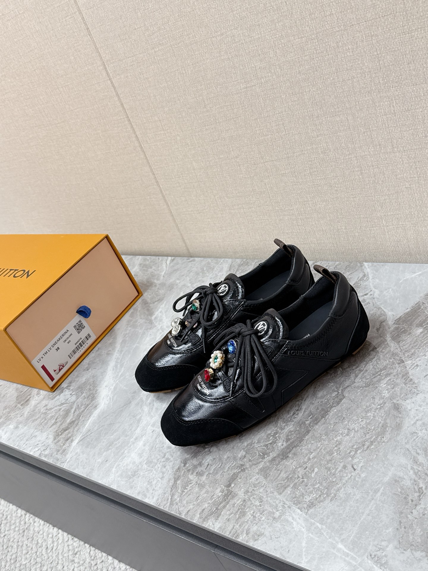 💰320 Louis Vuitton路易威登驴牌春夏Sneakerina系列 芭蕾运动鞋 德训鞋 平底鞋 原版三对购入开发完美复刻Sneakerina 芭蕾风运动鞋以丝滑绒面牛皮革塑造流畅线条 兼具芭蕾舞鞋的轻盈构型和运动鞋的舒适质感。侧面 LV 标识和Monogram 帆布后袢带丰富细节,Sacchetto 工艺和 TPU 外底升级轻柔穿着体验 底厚:1.5CM 面料: 原版定制进口头层牛皮 内里:原版定制透气网里鞋底:原版开模注塑TPU材质Size: 35-42(41 42定制)