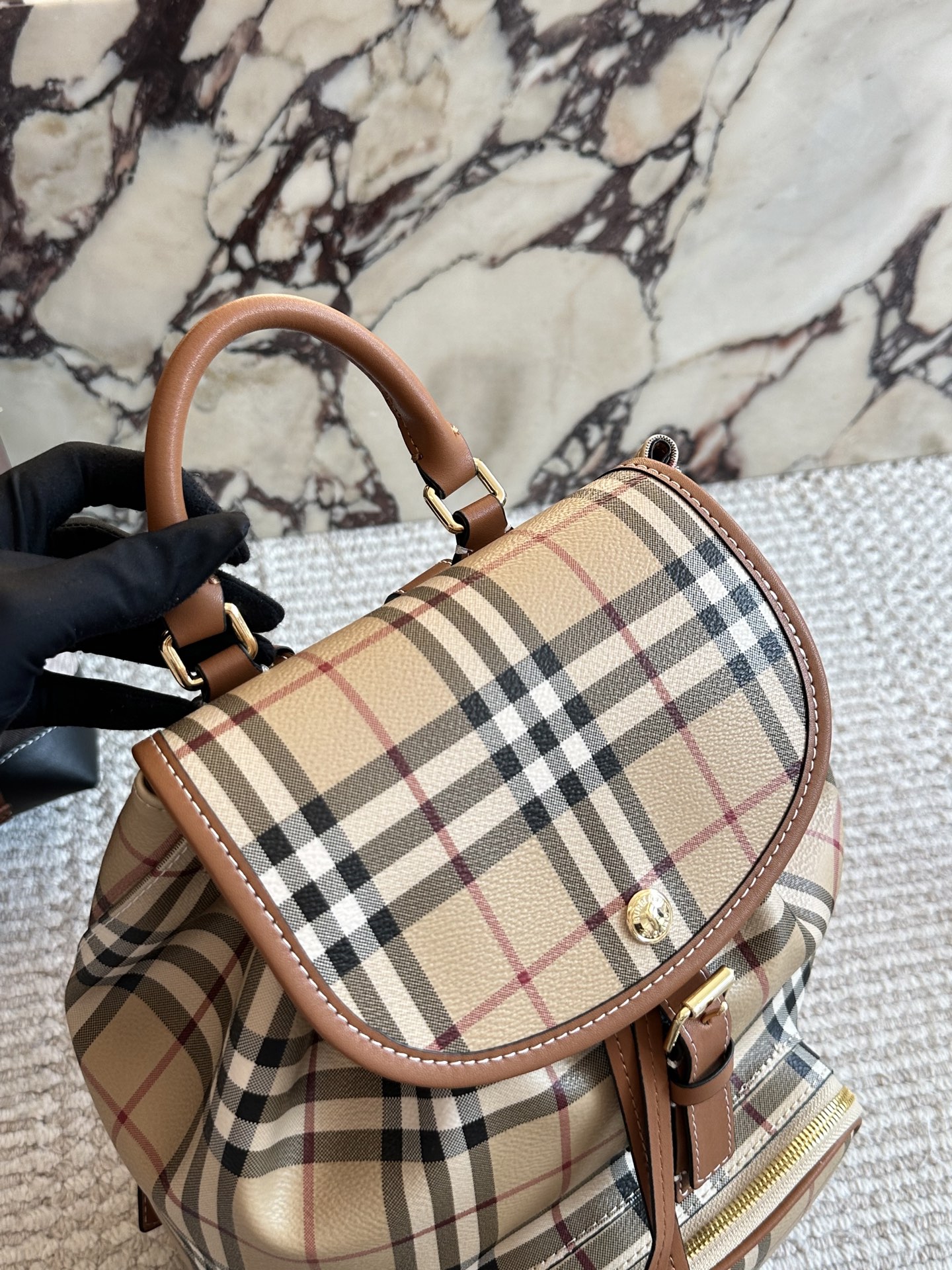 p195 超级乖的格纹双肩包 终于终于到货啦!!!这要经典格纹的女士双肩包， 不要 太乖哦背起来一白容量也很大， 经典又百搭，博柏利双肩 包#享 #burberry #格纹双肩 包27&times;35