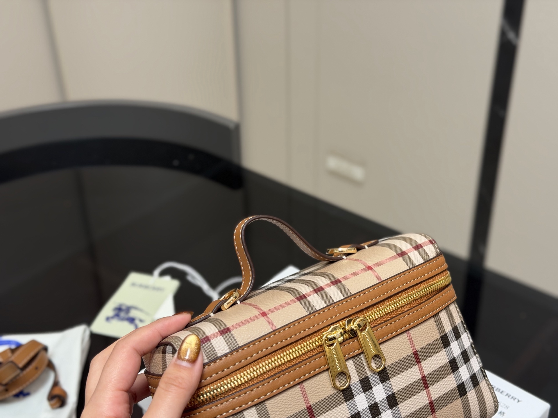 ¥170 配盒 size:19.13 巴宝莉 LP小盒子包 性价比超高的一只格纹小盒子 真的好可爱呀 可甜可盐太可爱啦! 可以手拿可以肩背长度刚刚好