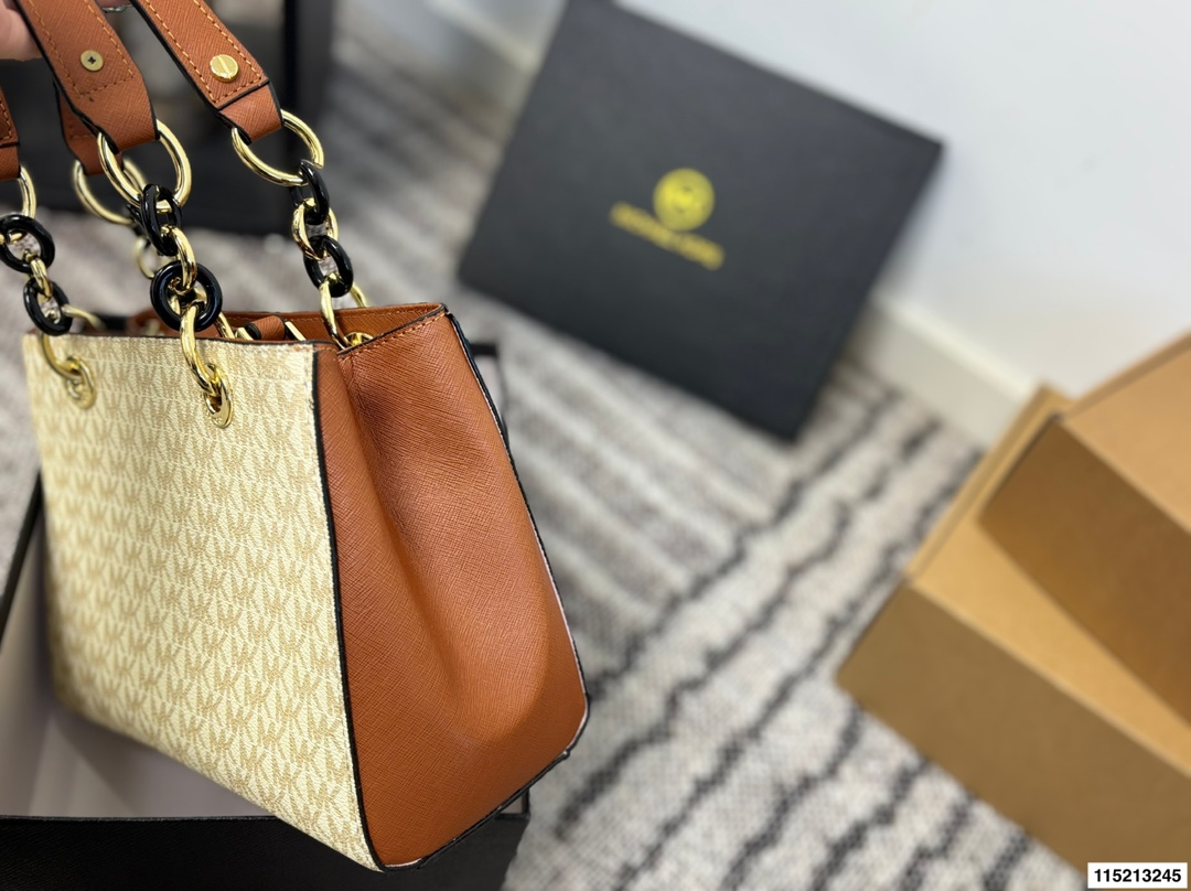 p145 配盒 尺寸25&times;19 MK 新款老花托特包购物袋托特包 标志性logo印花，🉑️手提斜挎，出行、游玩都可以带上它❗️