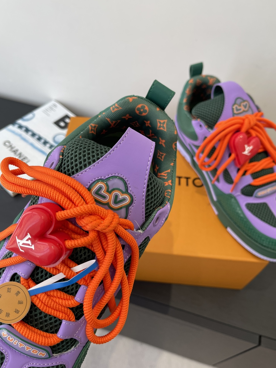 400💰新版面 Louis Vuiton路易威登 Skate系列面包鞋滑板鞋 运动鞋（配饰➕60❗️） LV Skate从2020年开始延续The View专业滑板鞋款，这种风格延续了90年代肥大的版型。设计师们添加了俏皮的元素，例如开放式网面鞋舌和向Axion、es和DC致敬的夸张鞋带。这款LVSK8运动鞋不同于典型的滑板鞋，它采用牛巴革制成，带有TPU饰边和Monogram纹理。最后，还有鞋跟和鞋舌上的logo以及侧面花卉图案。 面料：原版定制头层牛皮+透气网面 内里：原版进口透气网里 鞋底：原版开模tpu大底 码数：35-45