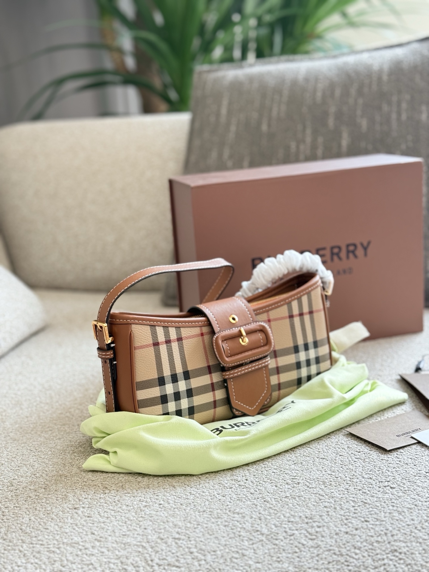p155 你的夏日必备包款|BURBERRY 采用BURBERRY品牌典藏格纹,将复古的英伦风展现得淋漓尽致,不同的包型可以打造不同的风格体验感25cm
