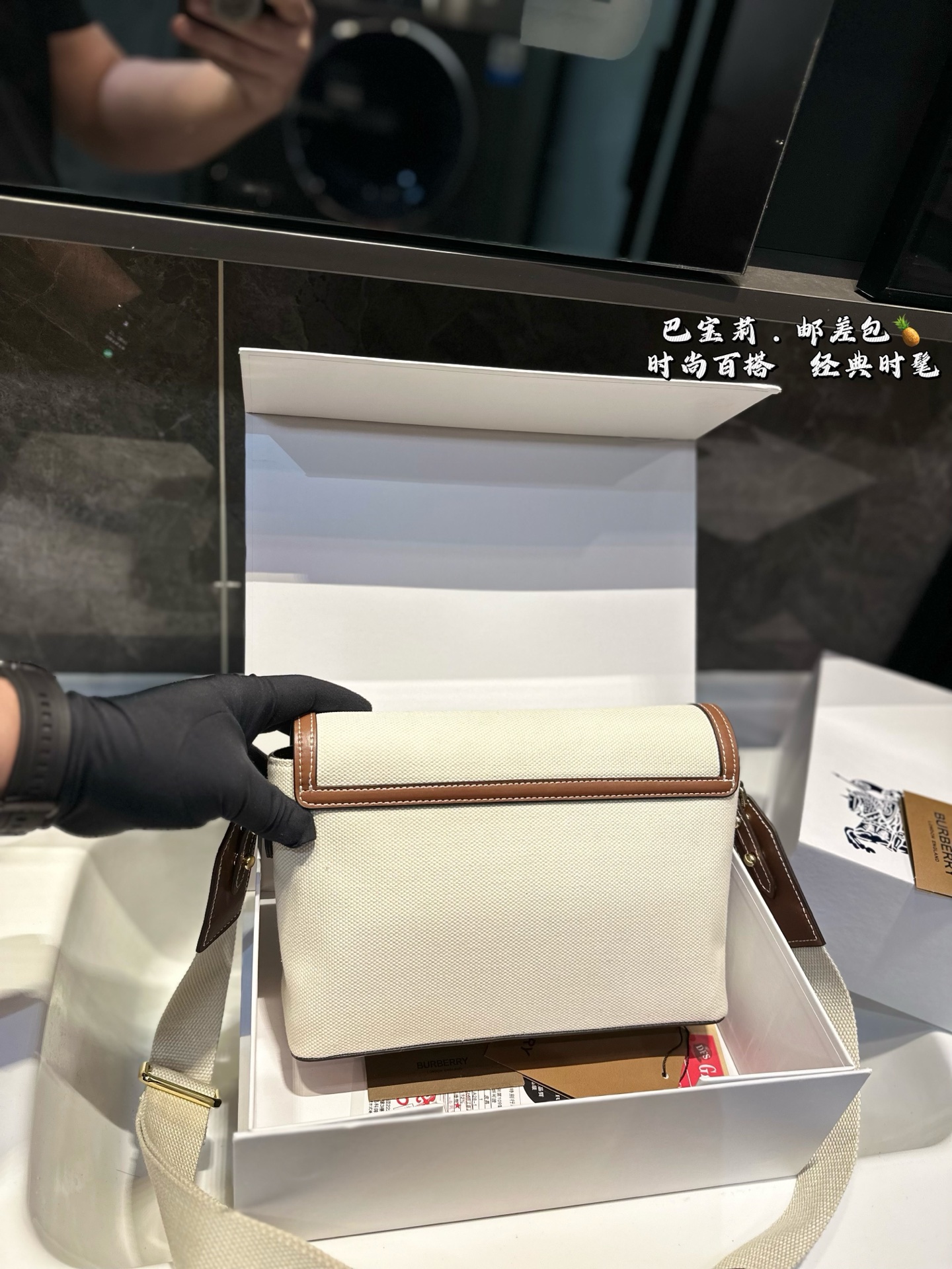 ❤️p155(礼盒包装)❤️ 巴宝莉BURBERRY 邮差包巴宝莉专柜最新款单肩斜挎包,实用耐久的面料 采特殊材质搭配牛皮🐂四季必备 单肩斜挎背两用款 尺寸 25.18