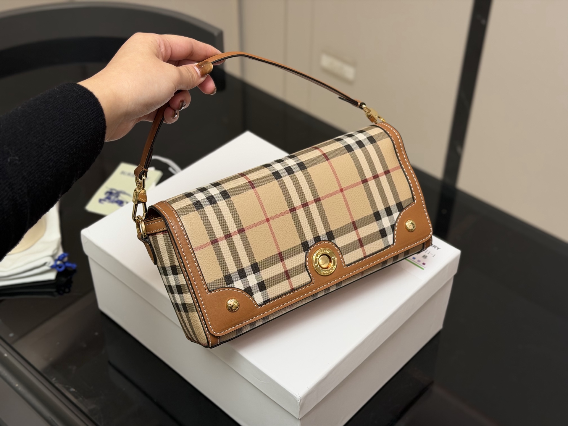 ¥170 配盒 size:24*13cm 巴宝莉帆布邮差包! 自带vintage气质。 橄榄绿看起来更有质感,更特别。