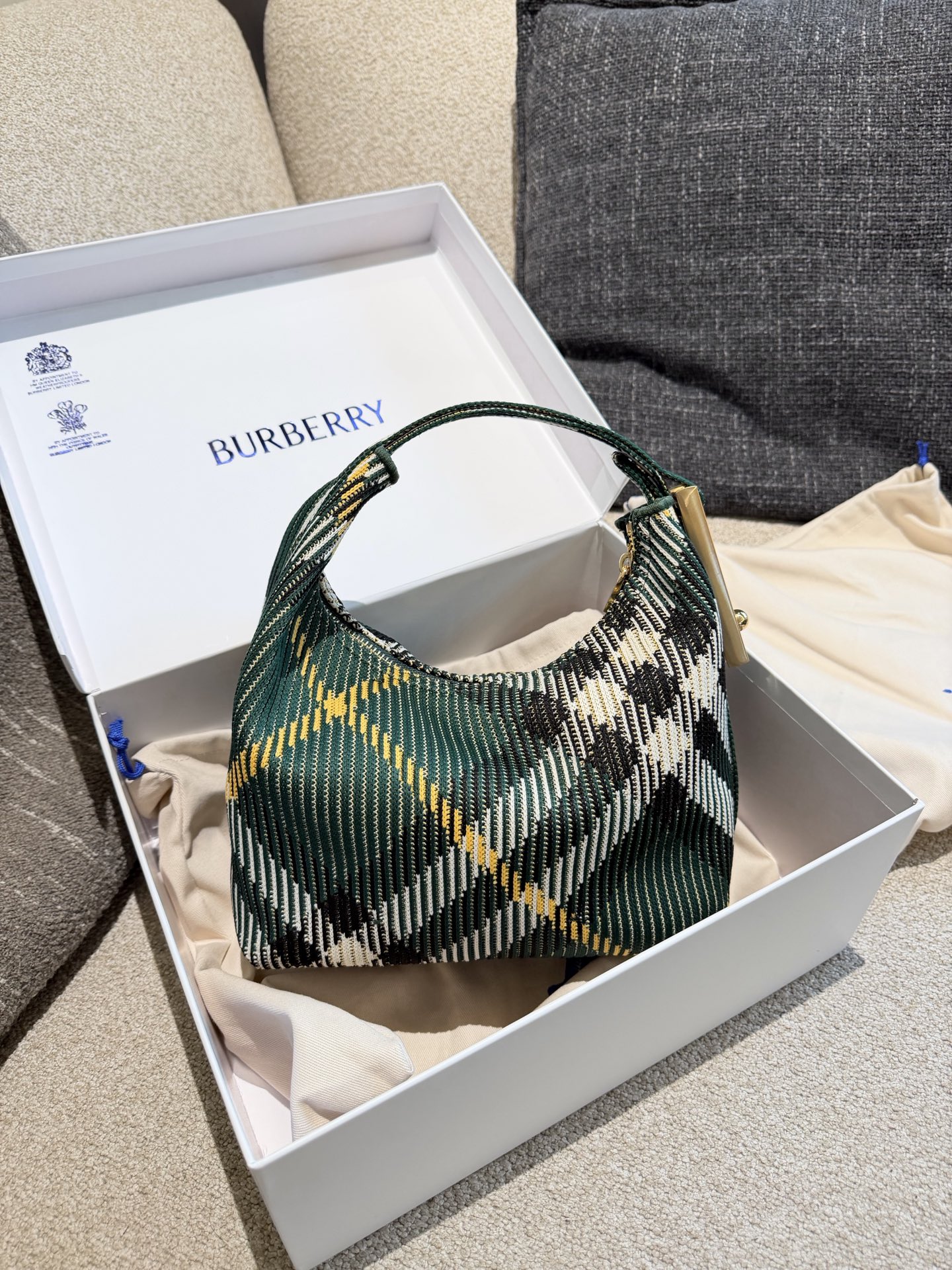 p215 Burberry粉色Peg腋下包 Burberry粉色Peg腋下包，采用柔软编织材质,触感温暖轻盈，春夏穿搭超适合!包身简约，经典格纹+蜜桃粉，清新优雅又百搭+。23x10.5x21.5cm约23x10.5x21.5cm，容量适中，通勤休闲都能hold住。双提手设计，手提肩背都OK，实用又时髦。Peg系列是Burberry经典款，时尚圈超受欢迎，春夏裙装或休闲装都能轻松搭配，日常出街必备!