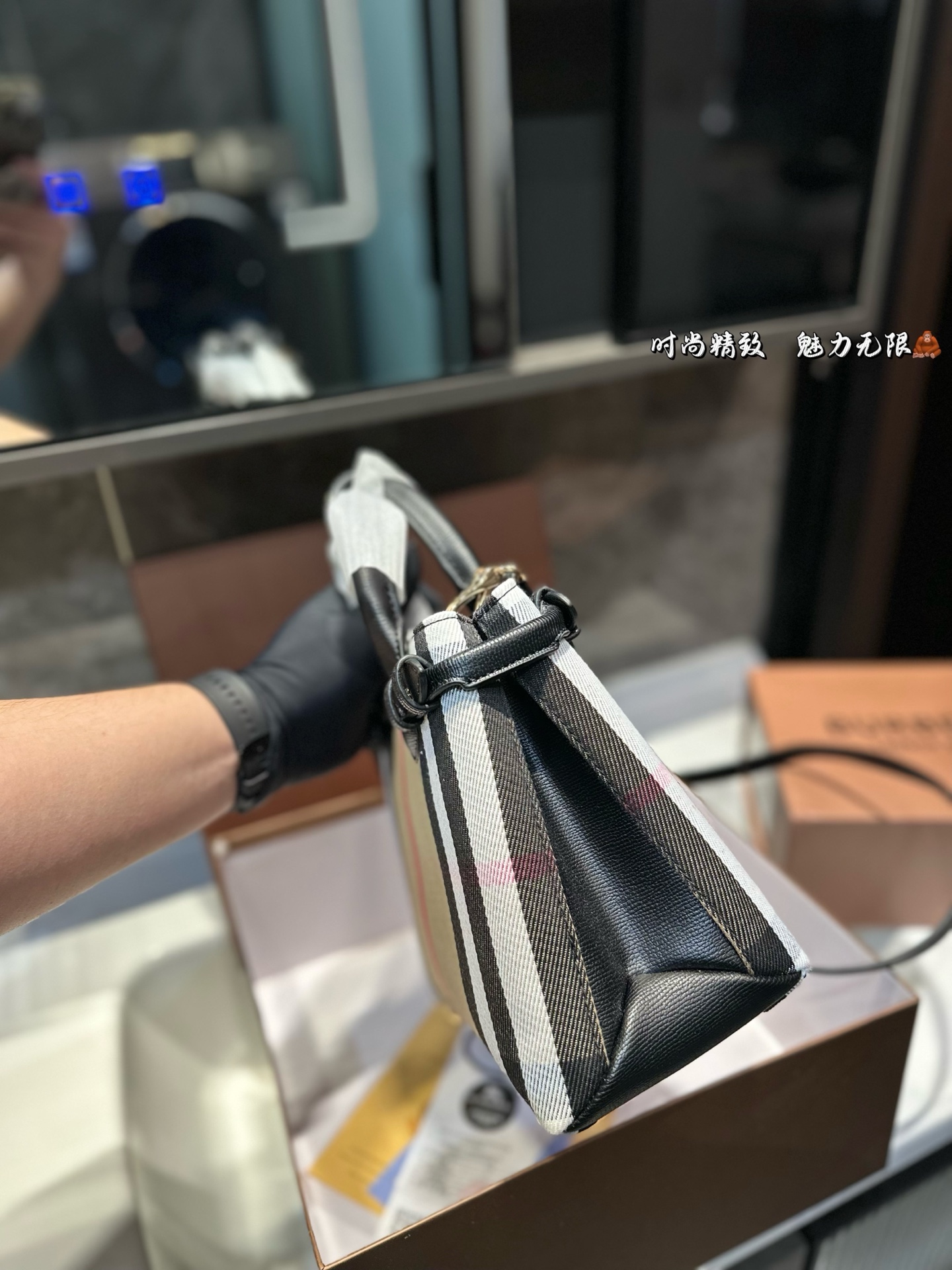 ❤️p165（礼盒包装）❤️ 上❤巴宝莉/burberry 购物袋 这款真的是太好看了吧 你们千呼万唤的款💓💓 怎么背都好看 质量超🐂B PK专柜品质 美妞必留款 趁着现货 抓紧留 size 26 19cm