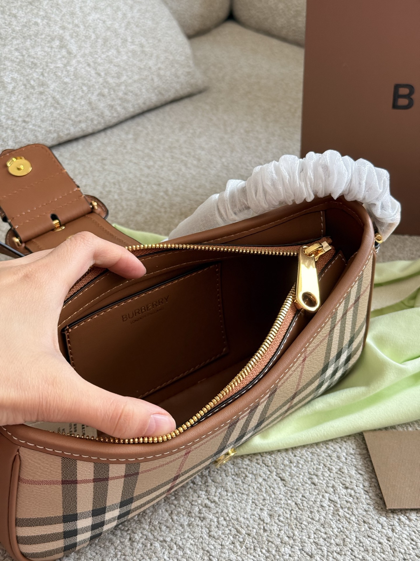 p155 你的夏日必备包款|BURBERRY 采用BURBERRY品牌典藏格纹,将复古的英伦风展现得淋漓尽致,不同的包型可以打造不同的风格体验感25cm