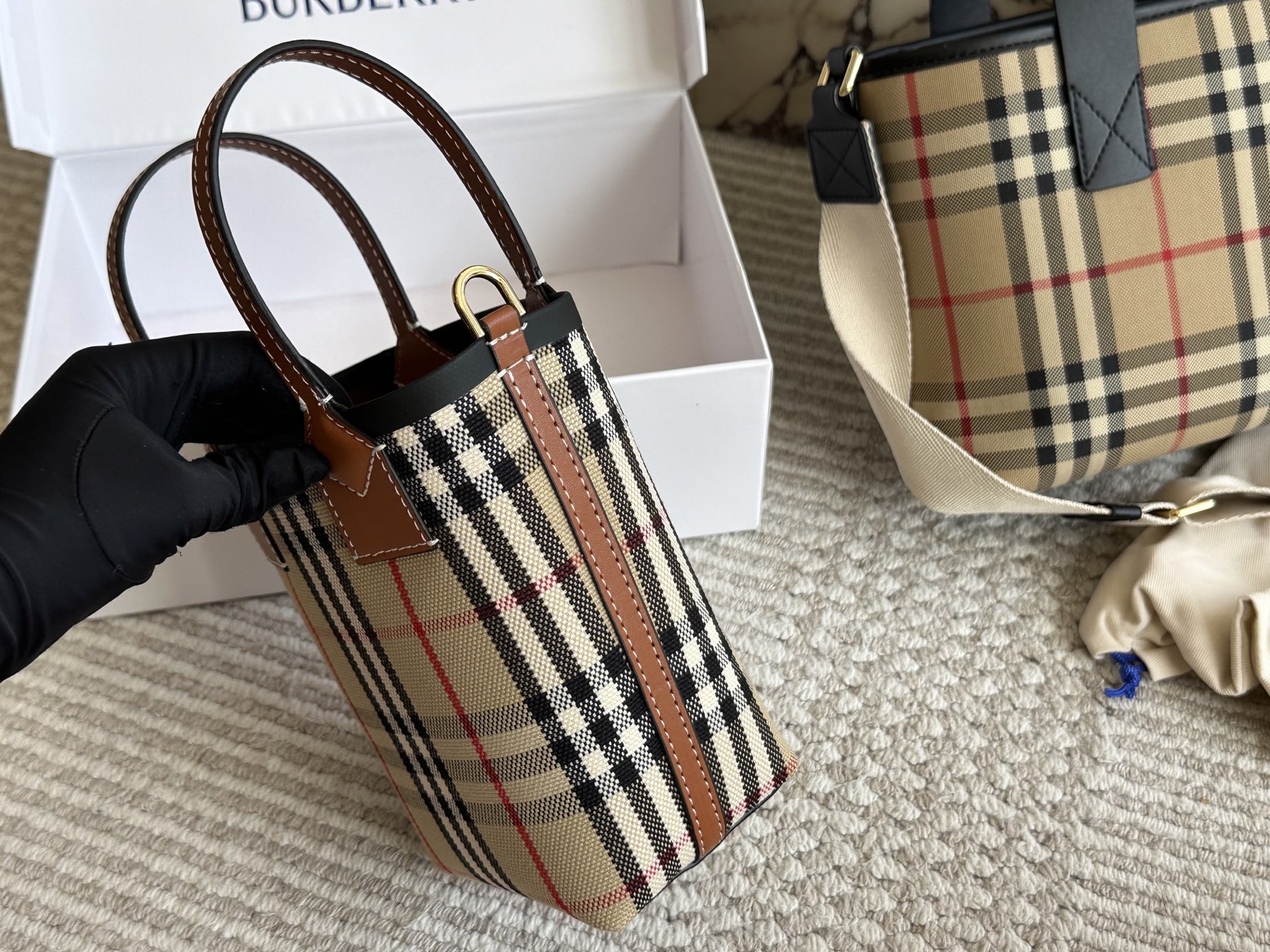 💰150 配盒 size:底宽11 上宽20高18 Bur|可爱的小 格纹水桶包/菜篮子 超级经典的小格子哦!