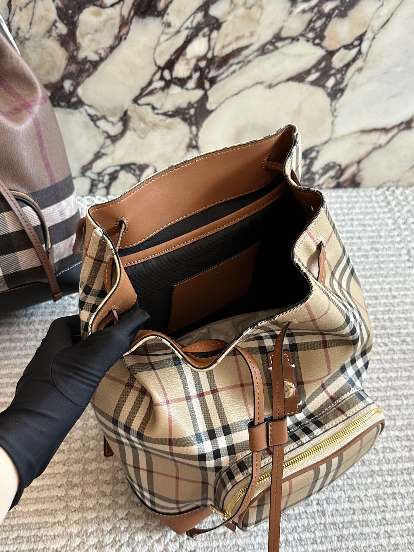 p195 超级乖的格纹双肩包 终于终于到货啦!!!这要经典格纹的女士双肩包， 不要 太乖哦背起来一白容量也很大， 经典又百搭，博柏利双肩 包#享 #burberry #格纹双肩 包27&times;35