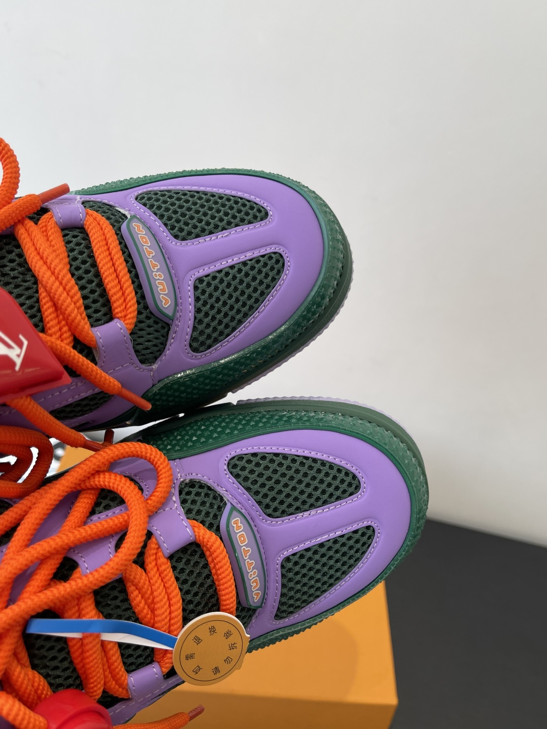 400💰新版面 Louis Vuiton路易威登 Skate系列面包鞋滑板鞋 运动鞋（配饰➕60❗️） LV Skate从2020年开始延续The View专业滑板鞋款，这种风格延续了90年代肥大的版型。设计师们添加了俏皮的元素，例如开放式网面鞋舌和向Axion、es和DC致敬的夸张鞋带。这款LVSK8运动鞋不同于典型的滑板鞋，它采用牛巴革制成，带有TPU饰边和Monogram纹理。最后，还有鞋跟和鞋舌上的logo以及侧面花卉图案。 面料：原版定制头层牛皮+透气网面 内里：原版进口透气网里 鞋底：原版开模tpu大底 码数：35-45