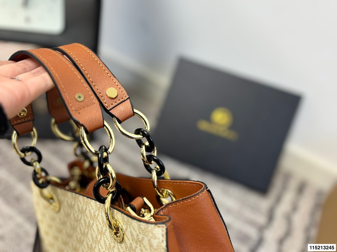 p145 配盒 尺寸25&times;19 MK 新款老花托特包购物袋托特包 标志性logo印花，🉑️手提斜挎，出行、游玩都可以带上它❗️