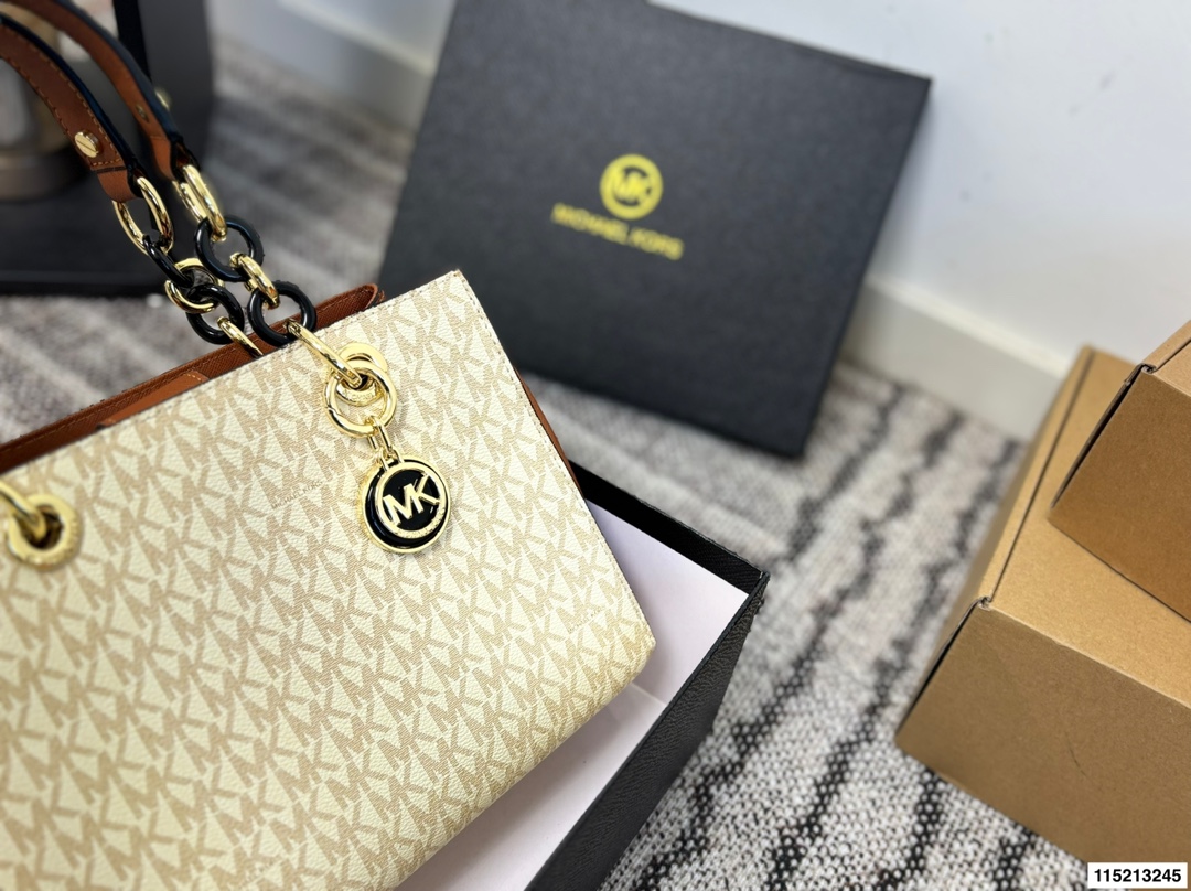 p145 配盒 尺寸25&times;19 MK 新款老花托特包购物袋托特包 标志性logo印花，🉑️手提斜挎，出行、游玩都可以带上它❗️