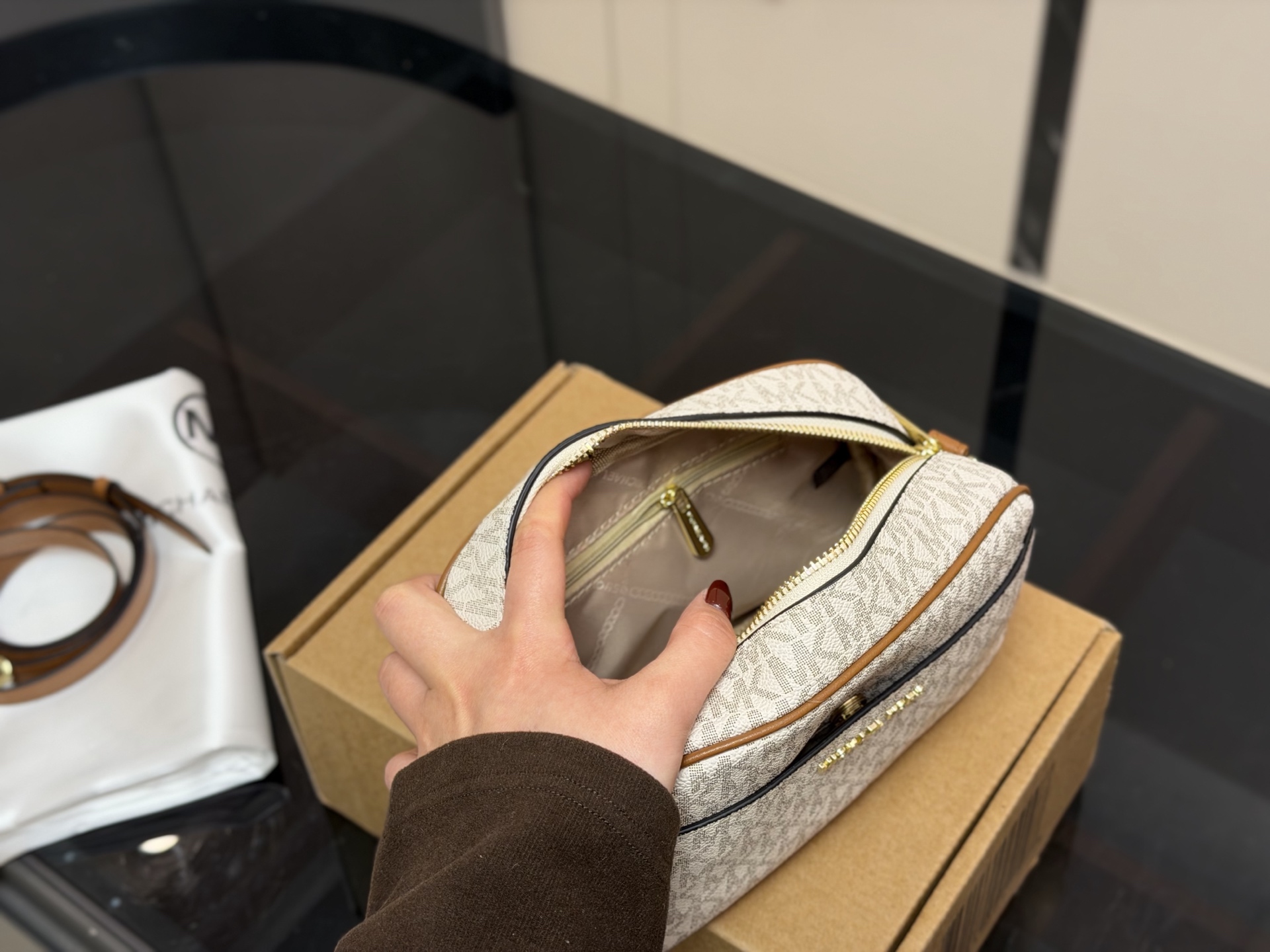 &yen;160 配礼盒 size：21*14cm mk 新品相机 你会发现它越看越好看！ 实用型 容量大