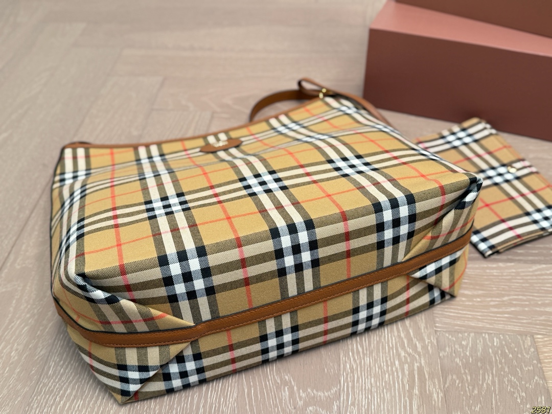 ¥150 Burberry 巴宝莉👜 简直必备款 上身真的很好看 经典气质款 日常出行 容量很大 尺寸33 35