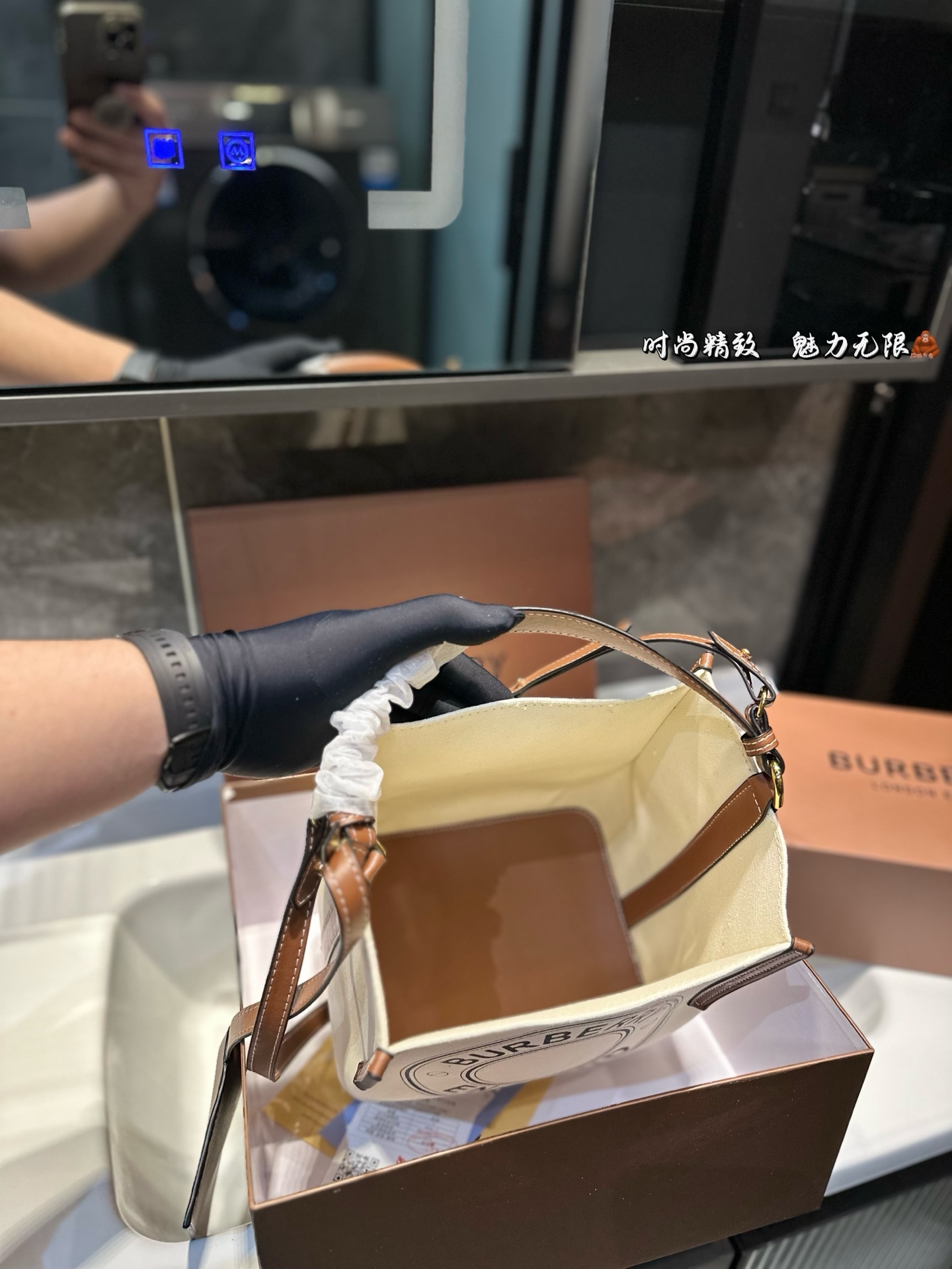 ❤️p130❤️ Burberry越来越文艺了 很久没有巴宝莉有这样心动的感觉了之前也只见过官宣照片 实物到手才发现比想象中的还要美简直一见钟情自从 Riardo tisci加入Burberry 以来搞了好多大事件！启 用新logo 开创新monogram打造全新包款 今年春夏毫不张扬低调上线的帆布系列包包 简直就是偷心多少人感叹因为这几款帆布包 也变成了不敢随便进的店新款的帆布水桶包不仅好看 造型和其他帆布包也不太一样特别的样式自带vintage气质帆布面料比全皮的看起来更有质感更特别自带文艺小清新的气息 上身搭配也是超乎想象的显气质 尺寸21*25.5cm