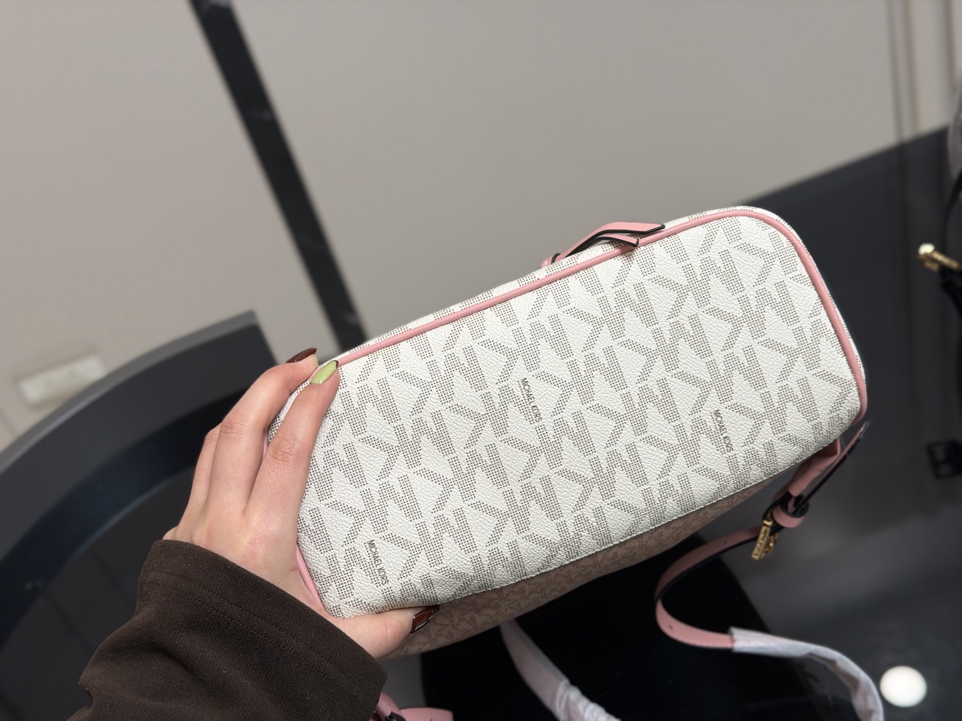 ¥190 配盒 MICHAEL KORS女包 新款RHEA ZIP拼色LOGO印花女士双肩包背包旅行拉链书包 Mk双肩算是所有同款中高端系列 Mk作为轻奢品牌原本价格就走平民路线 所以这种经典复古款式是势必要入一只的了 秋季计划出游提上日程的宝宝们 必备一款轻便容量又大的双肩哦! 简单耐用 大容量 实用性很强! 30×32cm