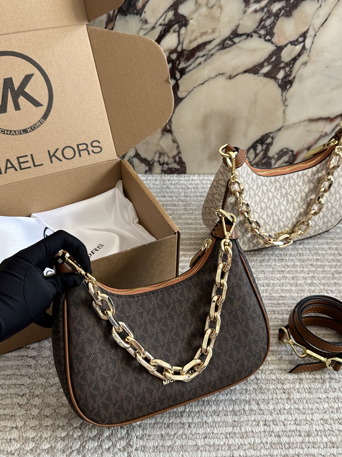 p160 MK秋冬惊艳爆款[庆祝][庆祝] cora经典老花腋下包，附带一条长肩带不仅可以腋下还可以斜挎，小巧精致，百搭通勤，精致女孩秋冬必备款～23cm 飞机盒包装