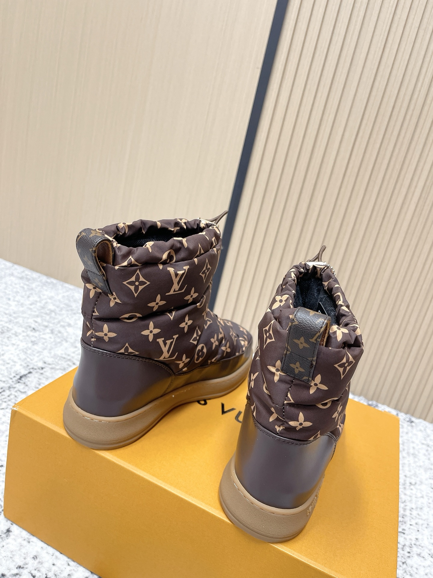 顶级版本：💰320 LV 路易威登 L家 驴牌 老花 厚底 羽绒 雪地靴 本款 LV Cloud 系带高帮运动鞋以舒适羊毛皮及经典 Monogram 帆布构筑舒暖瞩目构型，为 LV Ski 系列再添潮流一员，可在雪道运动与城市街头间无缝切换。交叉鞋带点缀亮泽孔眼，橡胶外底抒写路易威登标识 ▪️ 面料：原版定制进口防水布 ▪️ 内里：原版进口保暖BK布里 ▪️ 鞋底：原版开模防滑橡胶大底 ▪️ 底厚：3CM ▪️ Size: 35-39（40定做）